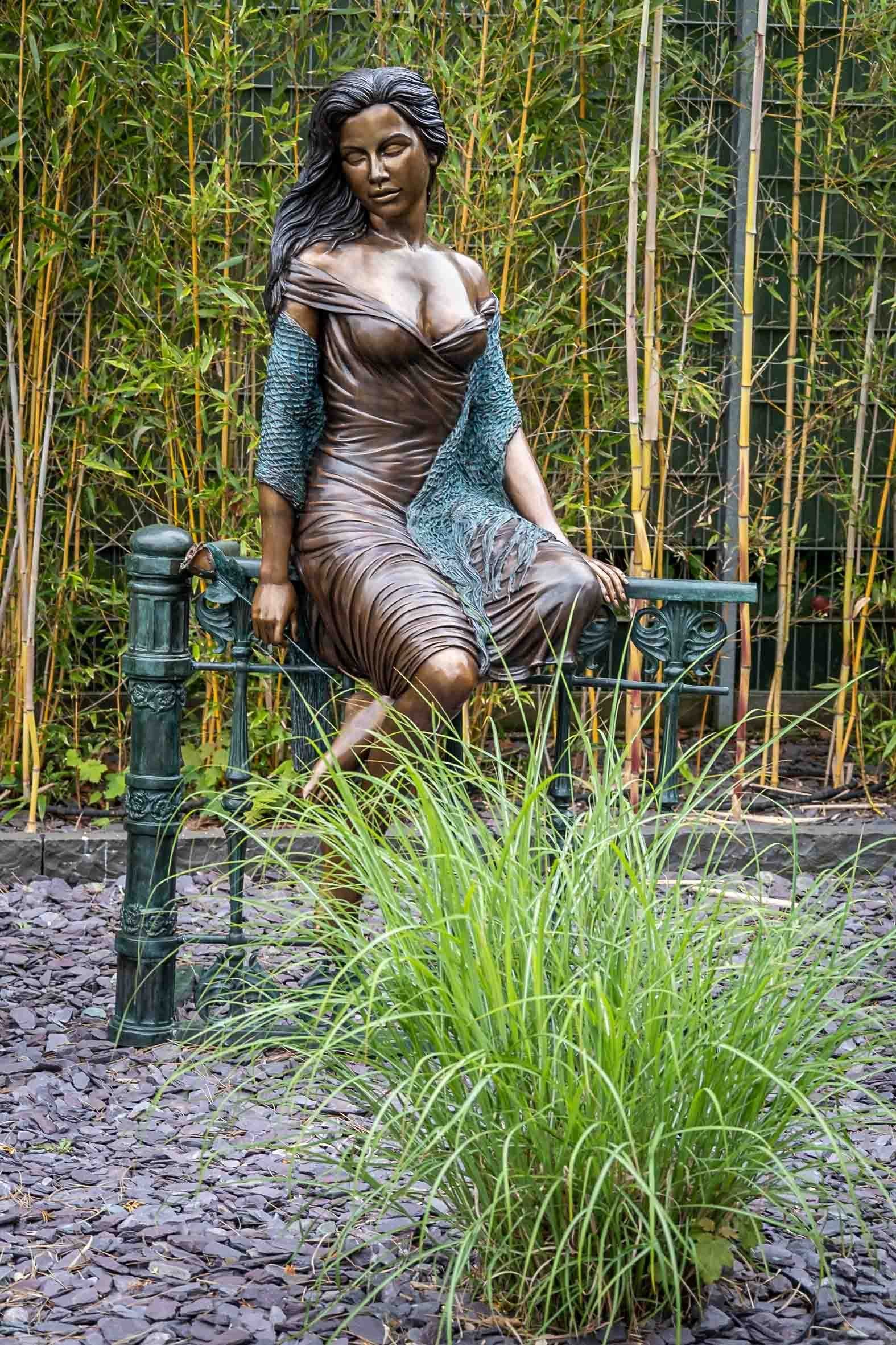 IDYL Gartenfigur IDYL Bronze-Skulptur Frau sitzend auf Zaun, Bronze