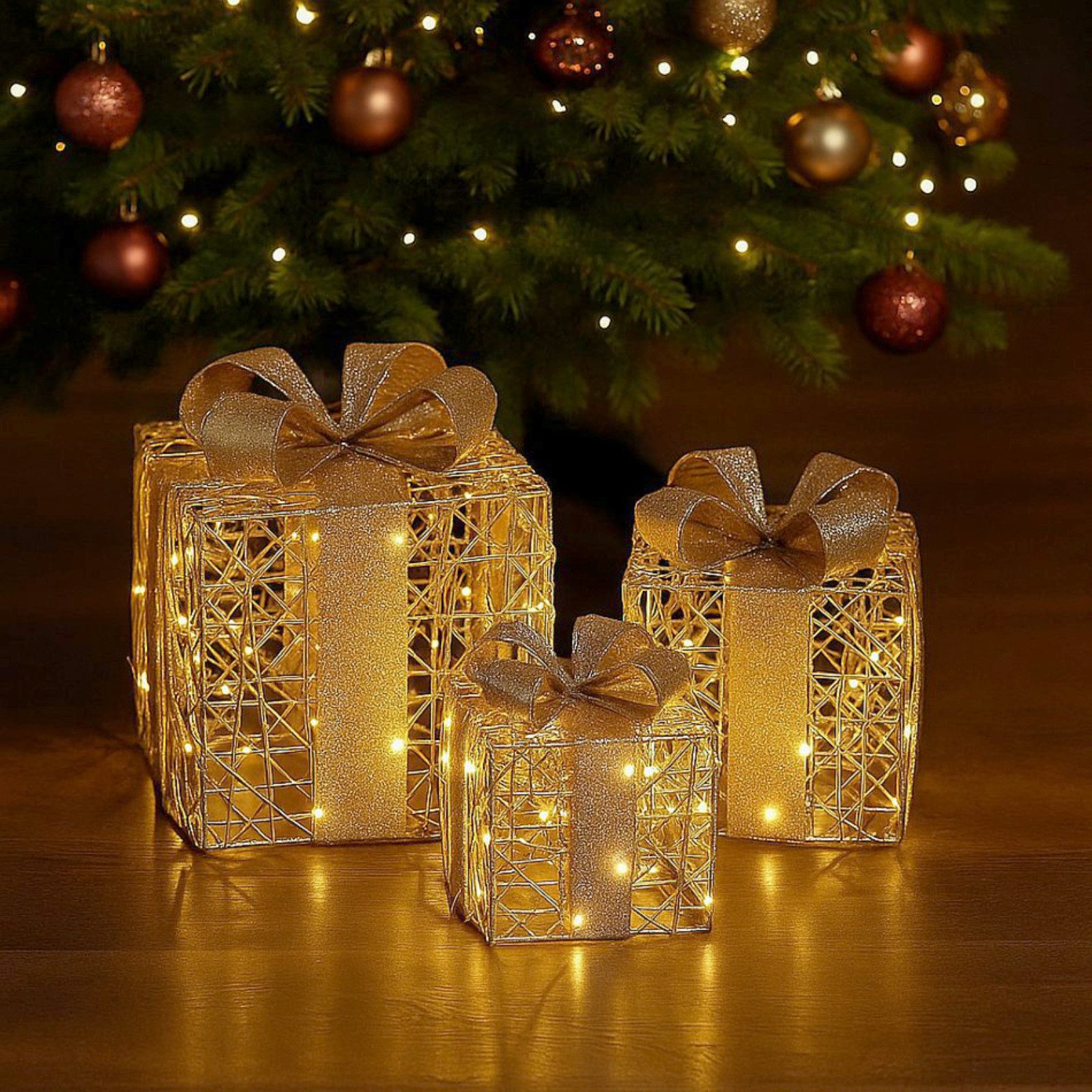 Koopman Dekoobjekt Weihnachtsgeschenke Weihnachtsdeko 90 LED´s Gold 3er Set (3 St), 3 Größen, 20x20x24cm, 25x25x30cm, 15x15x17,5cm, Batteriebetrieb