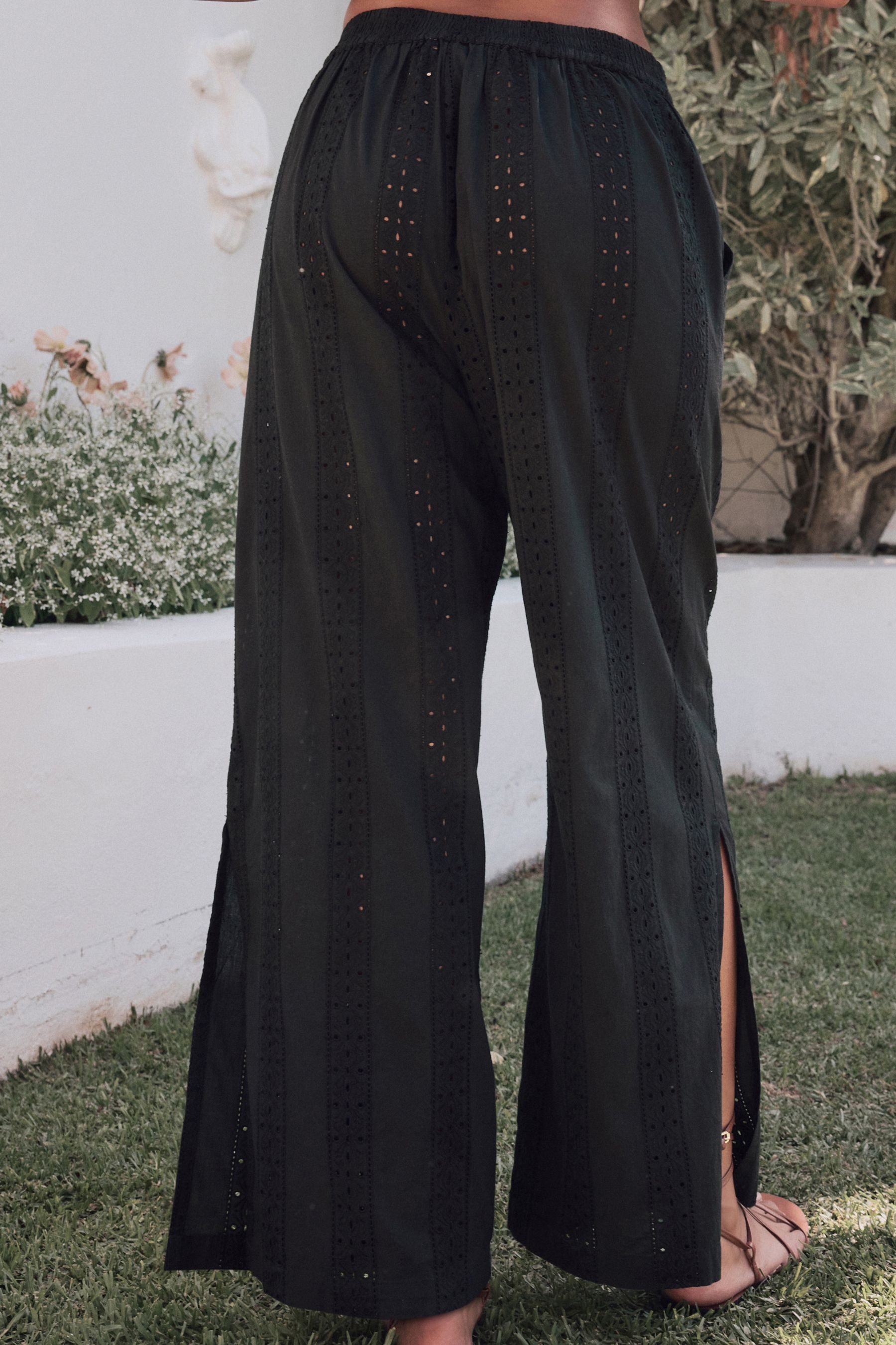 LAURA ASHLEY Strandhose Laura Ashley Strandhose mit Lochstickerei (1-tlg) günstig online kaufen