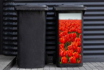 MuchoWow Wandsticker Ein großes Feld mit nur roten Tulpen (1 St), Mülleimer-aufkleber, Mülltonne, Sticker, Container, Abfalbehälter
