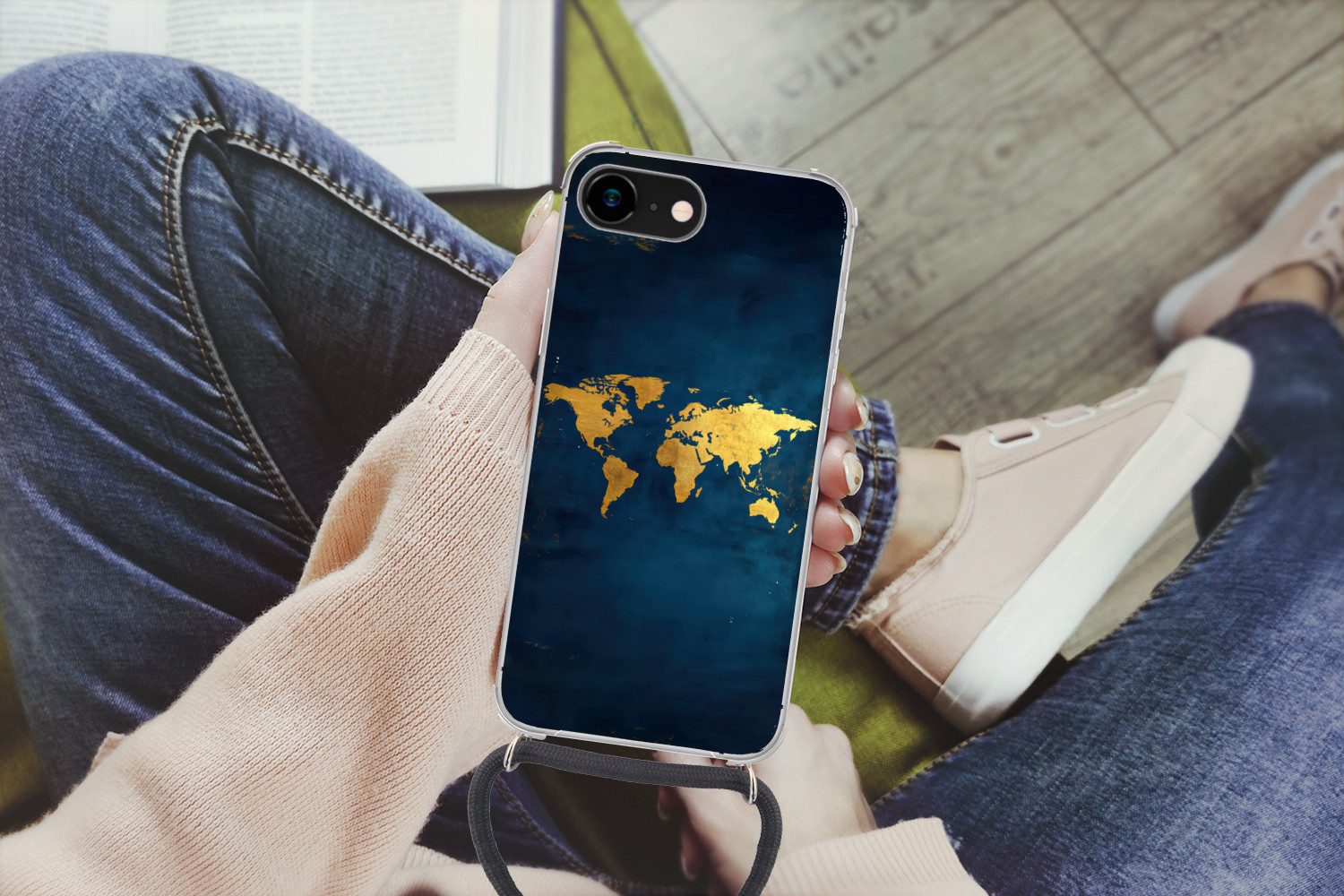 MuchoWow Handyhülle für Apple iPhone 7 Weltkarte - Gold - Dunkelblau, Tragbare Handyhüllen mit Kette zum umhängen, Handykette Handyband