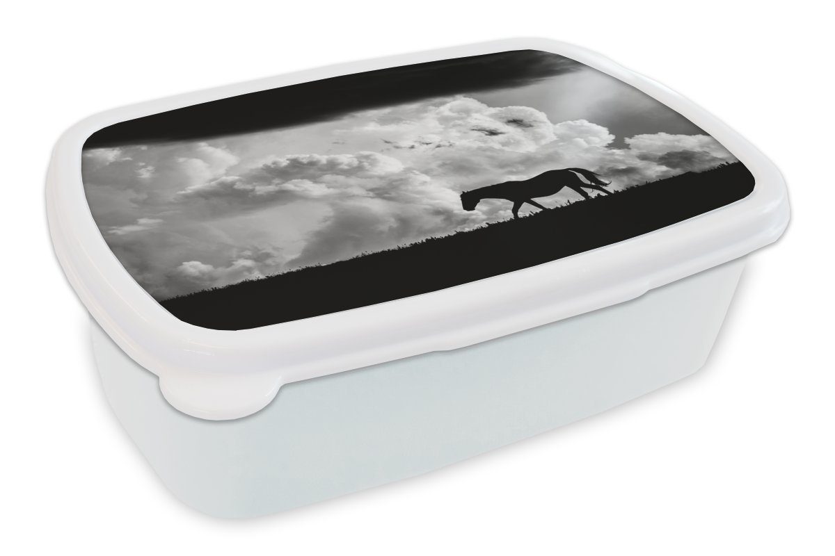 Lunchbox Wolken, und Silhouette weiß Mädchen MuchoWow (2-tlg), Kunststoff, Erwachsene, stürmische Brotbox Wildpferdes Jungs für Kinder eines gegen Brotdose, für und