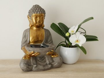 Rivanto Buddhafigur, Sitzende Statue mit Vogeltränke, Deko Figur mit goldener Haut