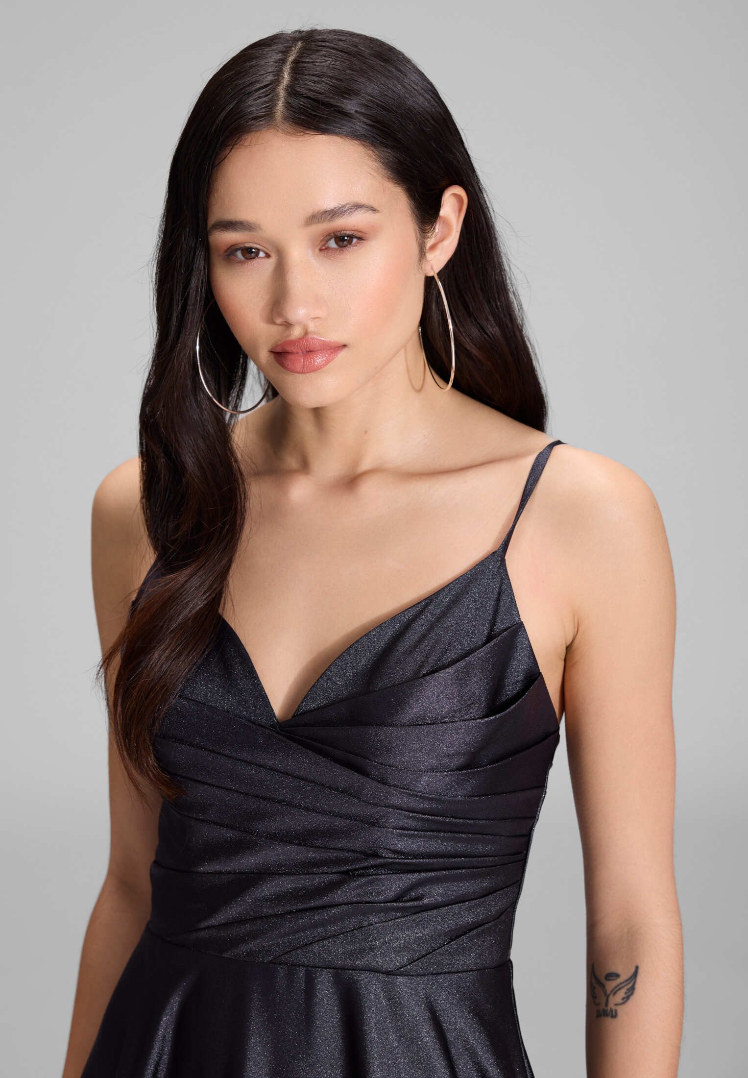 Hey Kyla Abendkleid - Schimmerndes Abendkleid mit drapiertem Top Taillierter Schnitt mit fließendem Rockteil