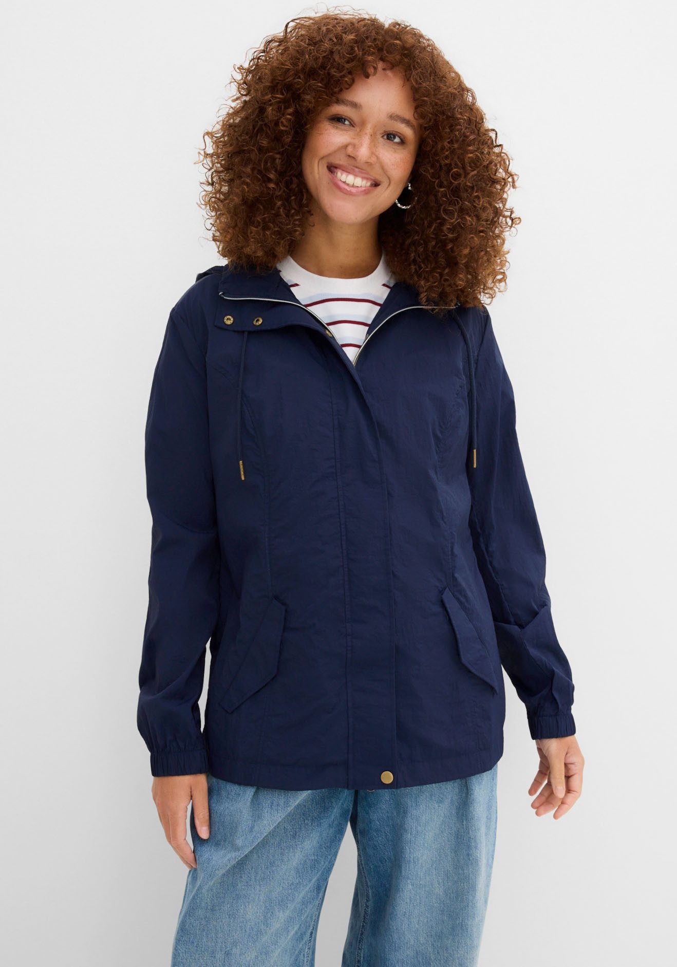 bonprix Allwetterjacke sportlicher Stil, leichter Parka mit Kapuze, mit seitlichen Taschen