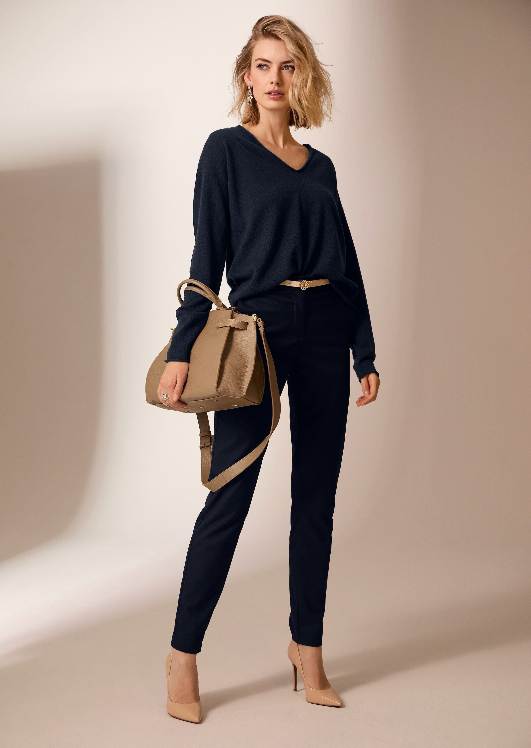 MADELEINE Stoffhose Schlanke Stretch-Hose mit Formbund Feine Nadelstreifen, Verschluss mit Knopf und Zipper