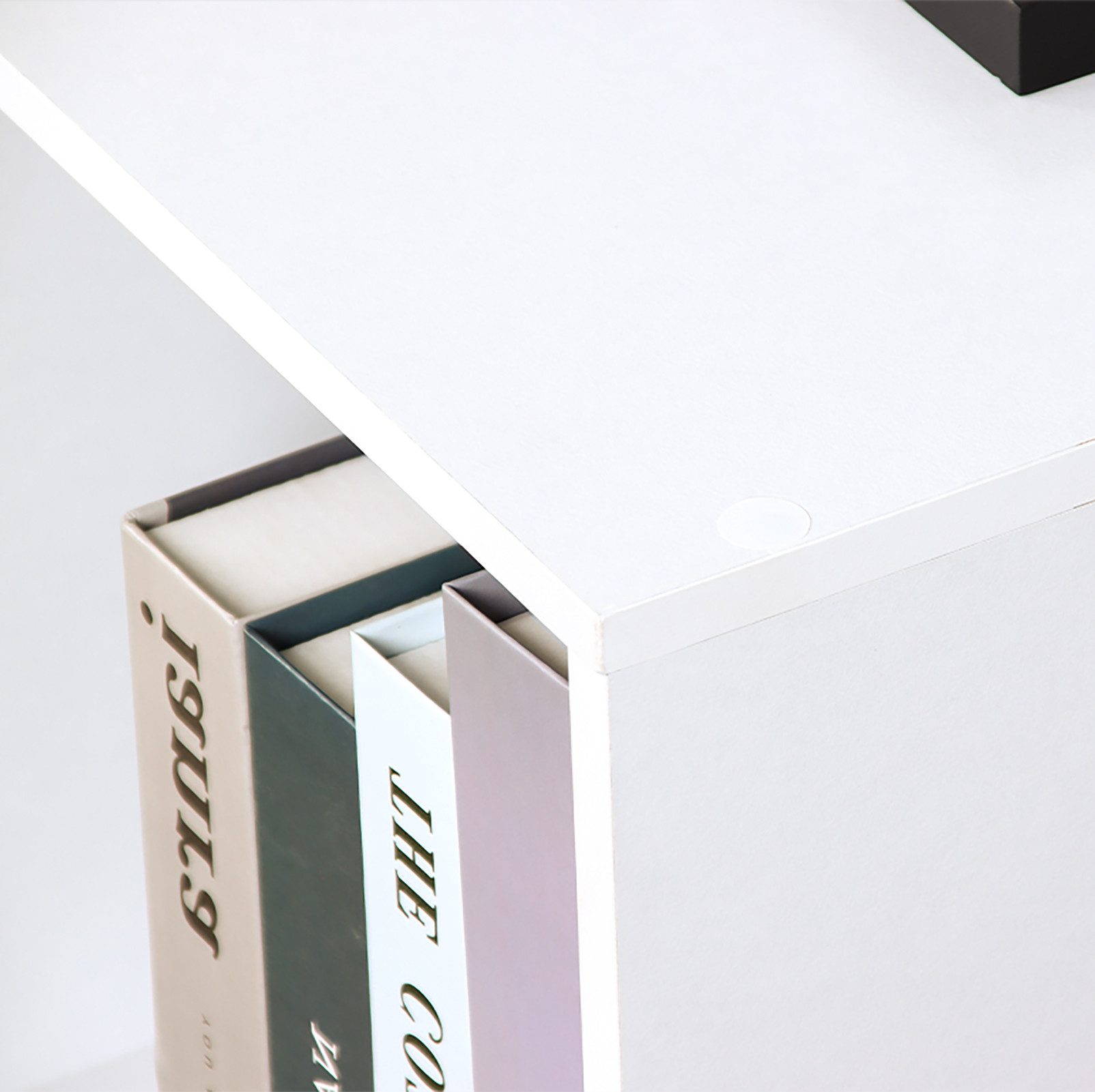 Kubus Standregal Livia, weißes Holzregal mit sechs Fächern, Vielseitige Einsatzmöglichkeiten