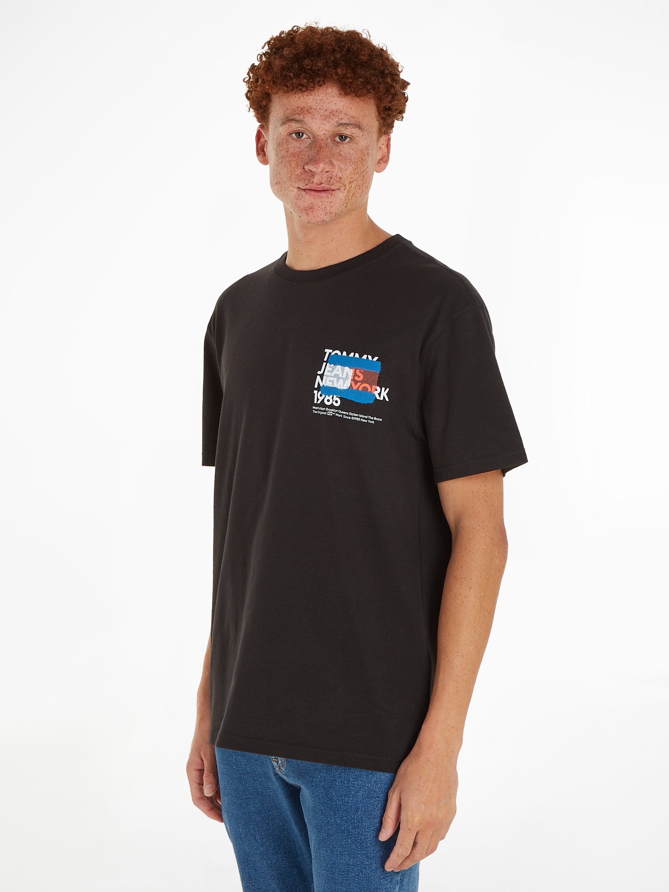 Tommy T-Shirt TEE von TJM GRAFFITI mit Aufdruck NY Tommy Jeans Jeans TOMMY FLAG Black großem