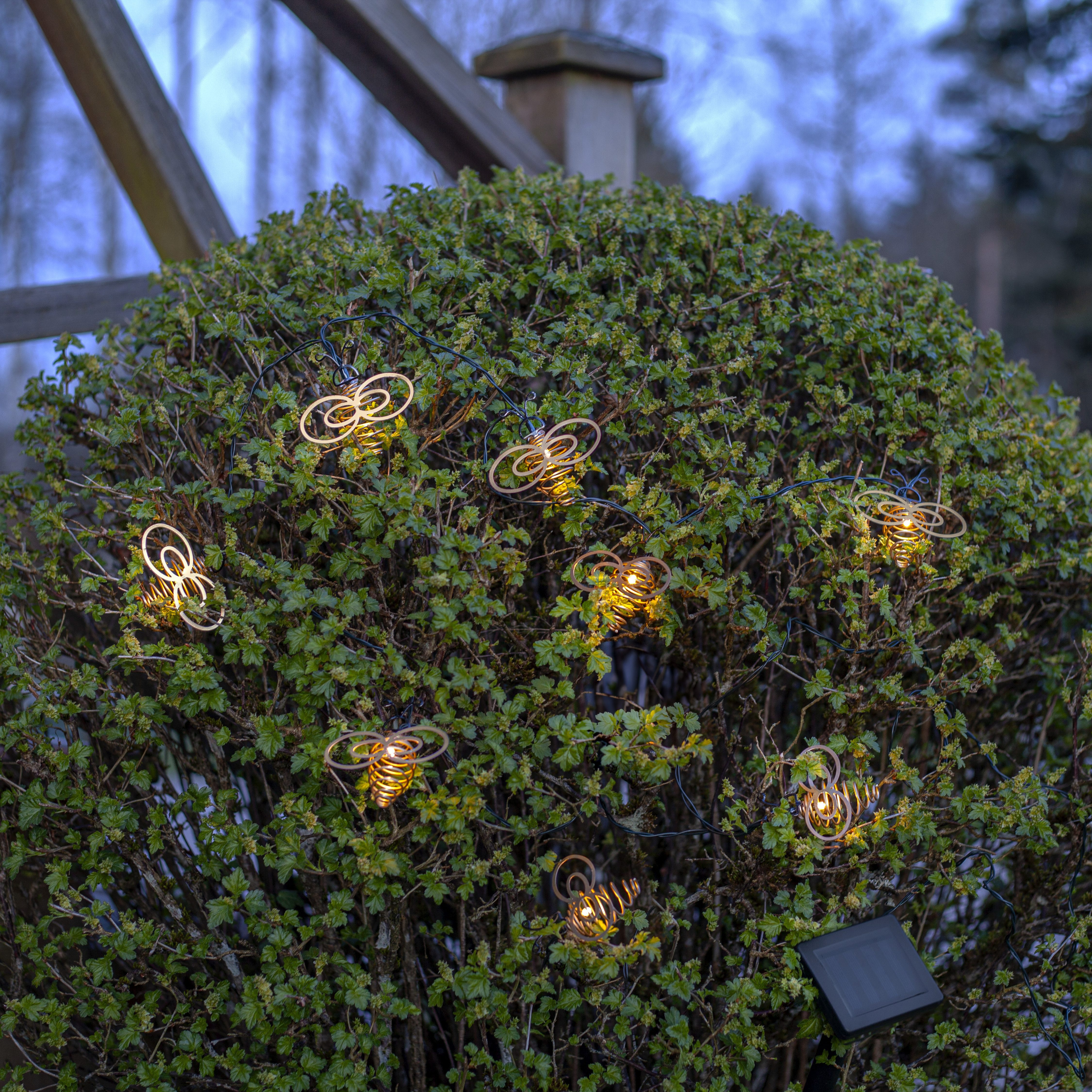 STAR TRADING LED-Lichterkette Wings, 8-flammig, warmw. LEDs ca. 10cm Ø, 210 cm Länge, Akku, Erdspieß, Vierfarb-Karton