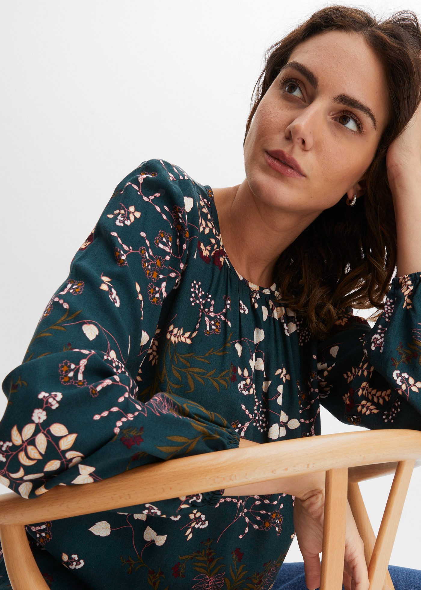 bonprix Druckbluse bequeme Passform, aus Viskose, Schlitz mit Knopfverschluss im Rücken