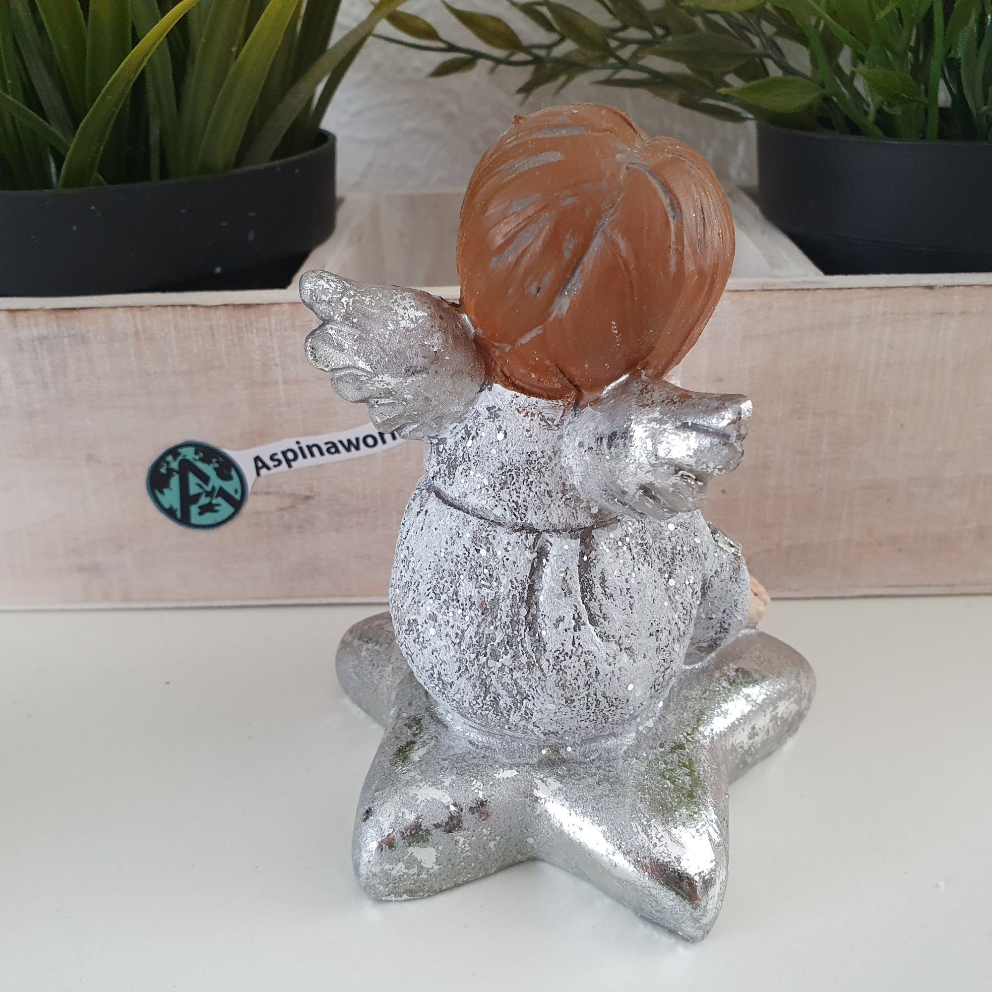 einem 12 cm Engel auf Weihnachtsfigur Aspinaworld Silber Herz sitzt