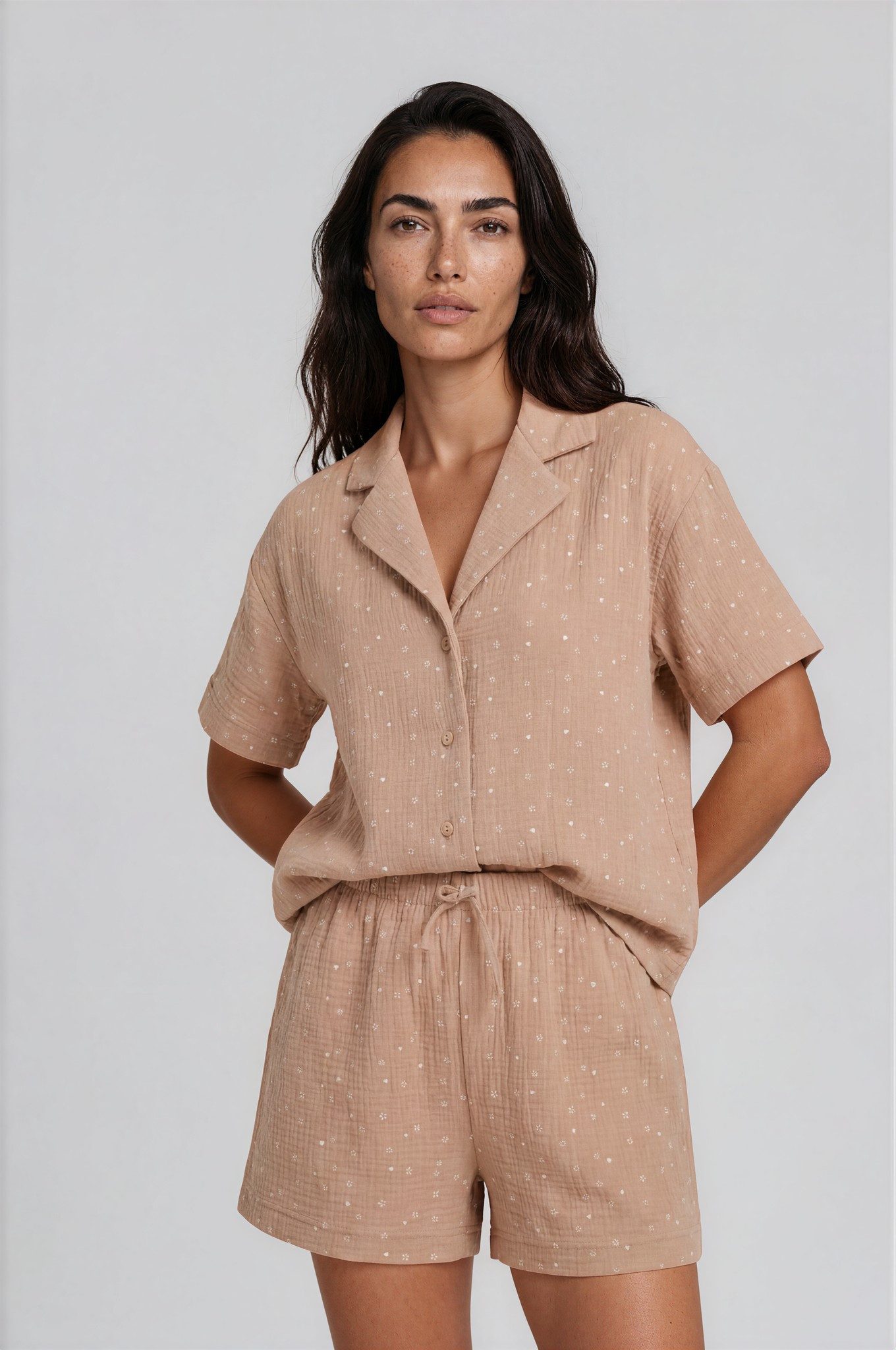 Mademoiselle Sommeil Shorty Pyjama für Damen aus feinem Musselin mit Knopfleiste (Set, 2 tlg) aus 100 % Baumwolle mit Reverskragen & Herz-Blüten-Print
