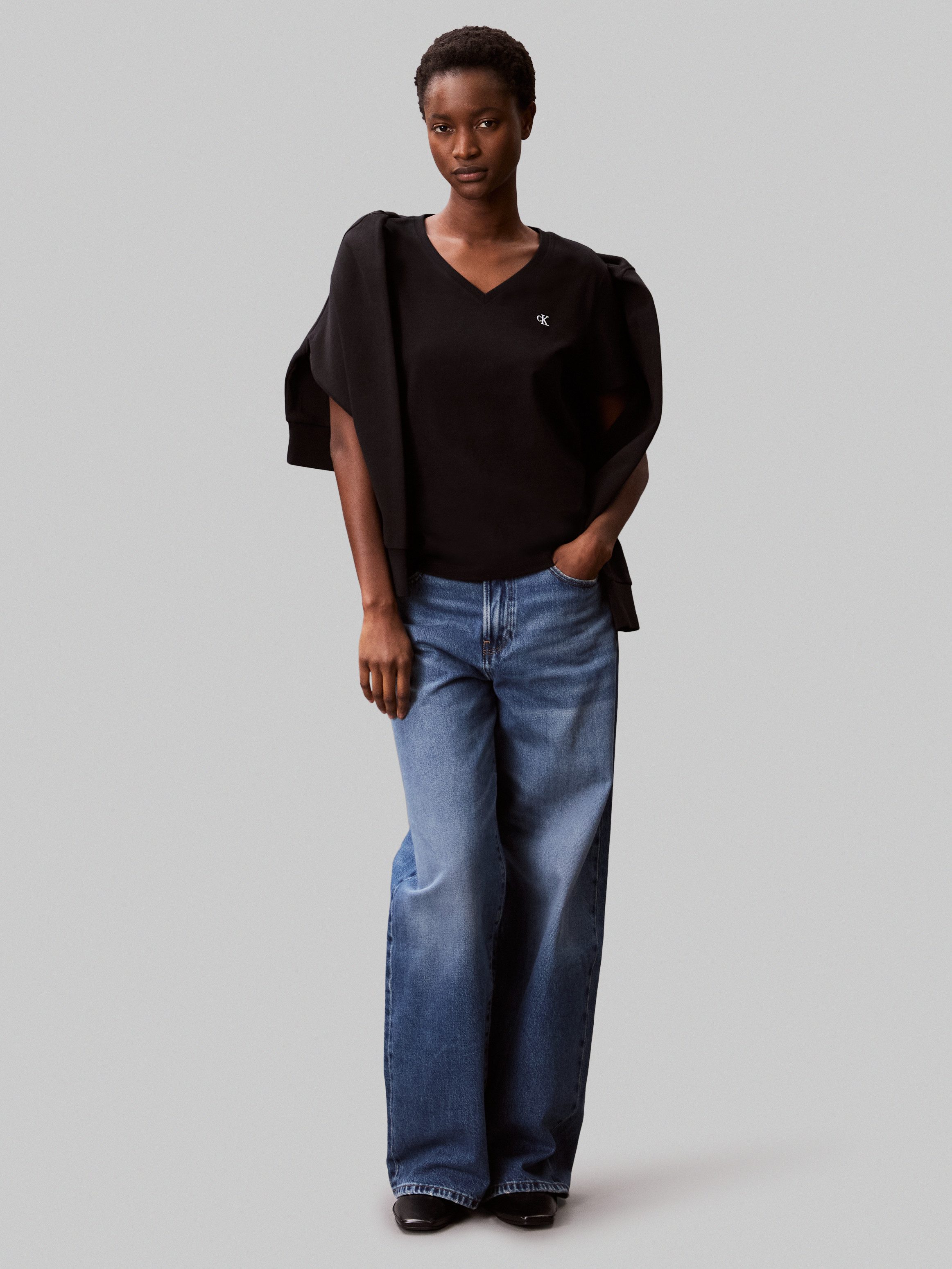 Calvin Klein Jeans T-Shirt Archive Jersey Vnk Tee EU Mit V-Ausschnitt – Bild 4 von 5