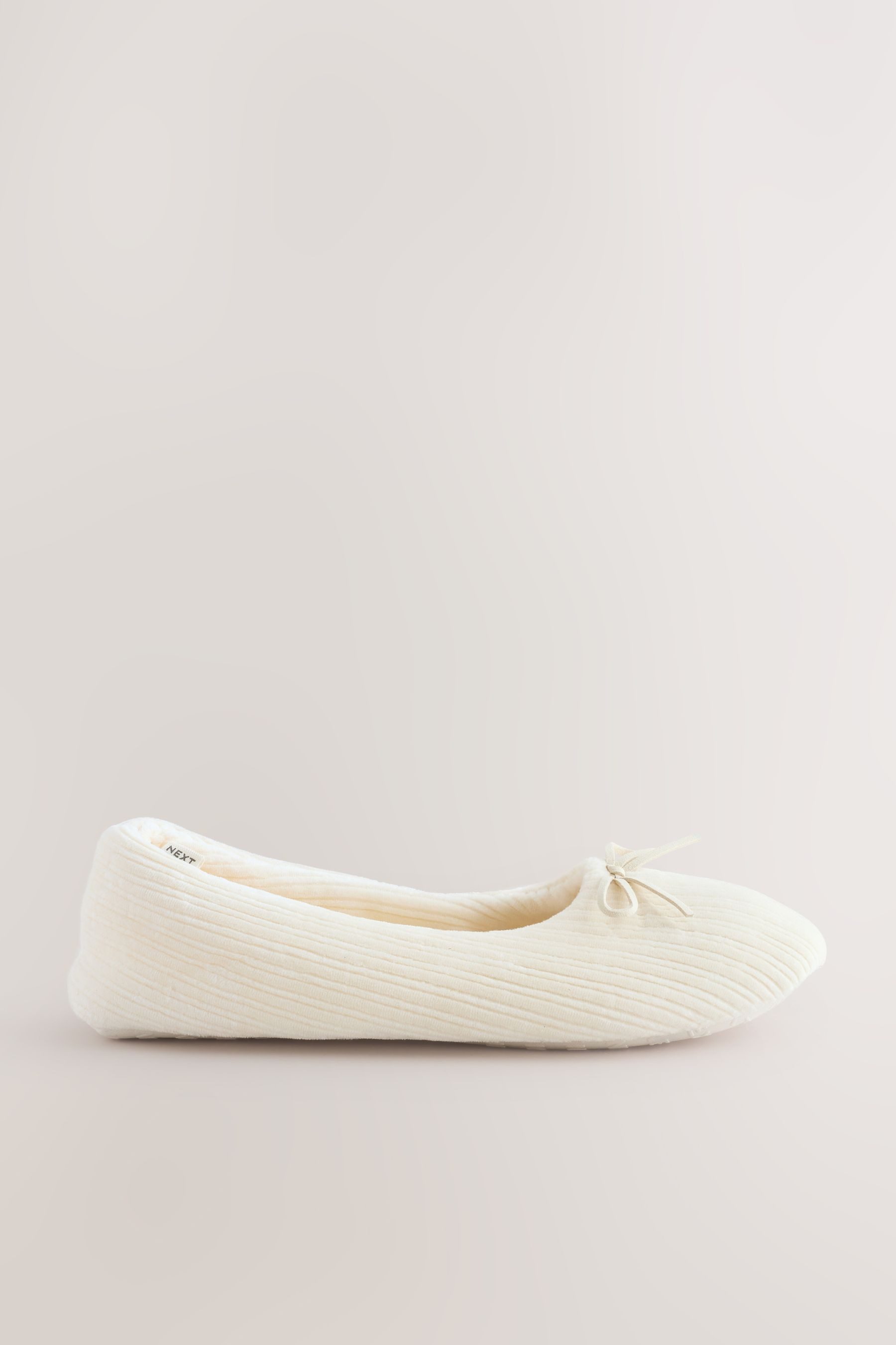 Next Ballerinahausschuhe aus Velours Hausschuh (1-tlg)