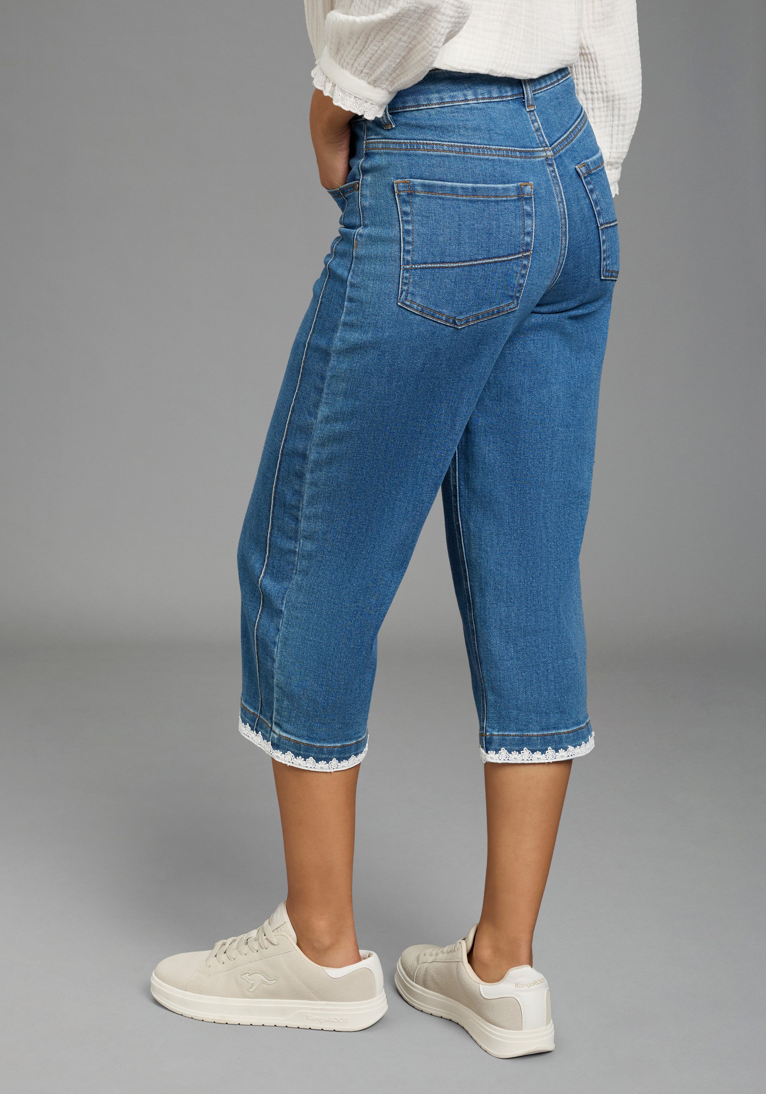 KangaROOS Comfort-fit-Jeans mit Eingrifftaschen, Gesäßtaschen und Coinpocket, in 3/4-Länge