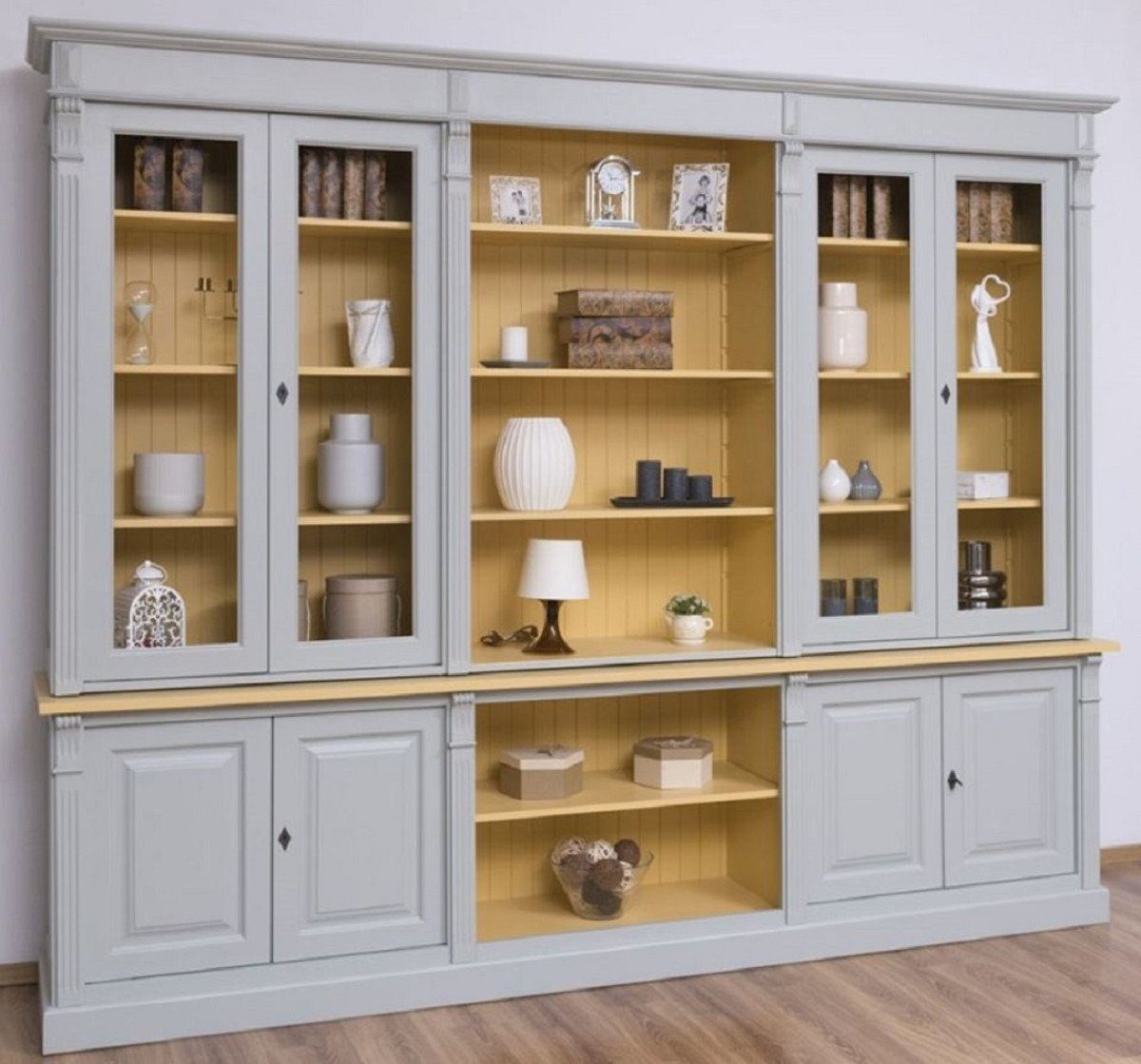 Casa Padrino Stauraumschrank Landhausstil Wohnzimmerschrank Grau / Gelb 286 x 51 x H. 228 cm - Massivholz Schrank - Bücherschrank - Regalschrank - Landhausstil Möbel