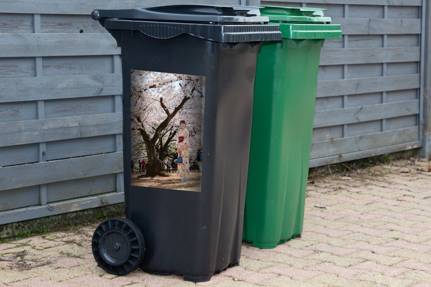 MuchoWow Wandsticker Japanische steht einen Mülleimer-aufkleber, Abfalbehälter Mülltonne, und Frau Container, St), trägt Sticker, unter (1 Kirschblütenbaum einem