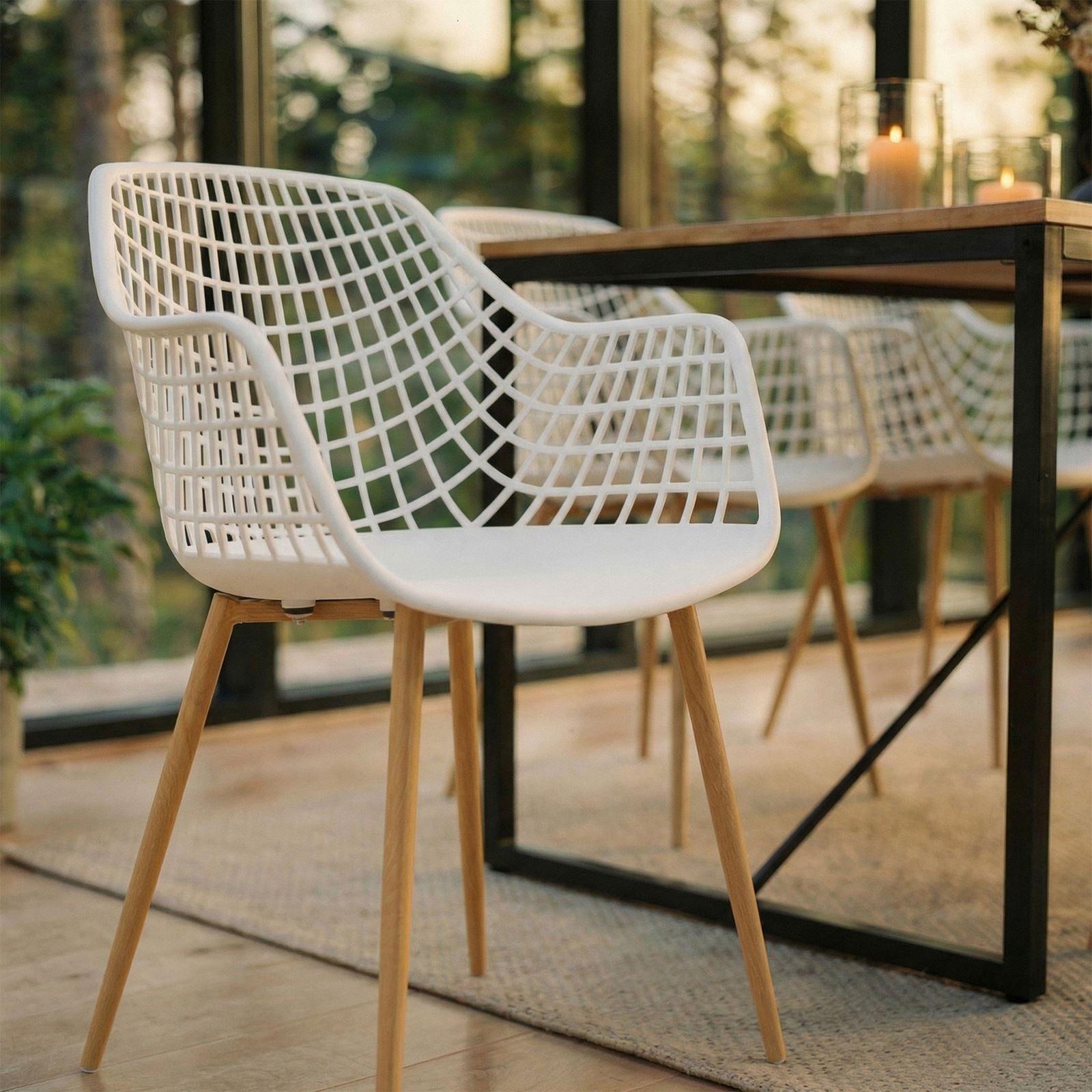 IDIMEX Gartenstuhl LUCIA (4 St), Schalenstuhl aus Kunststoff mit Armlehne, Metallbeine, Weiß/Eicheoptik