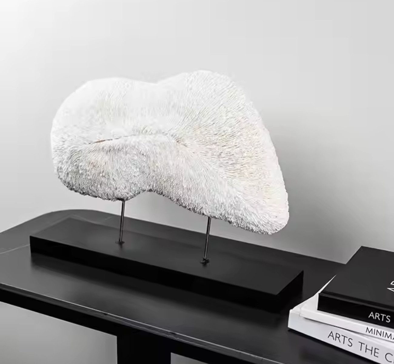 Quality Elegance Skulptur Einzigartiges Design – Moderne Resin-Tischdekoration, 40x30cms