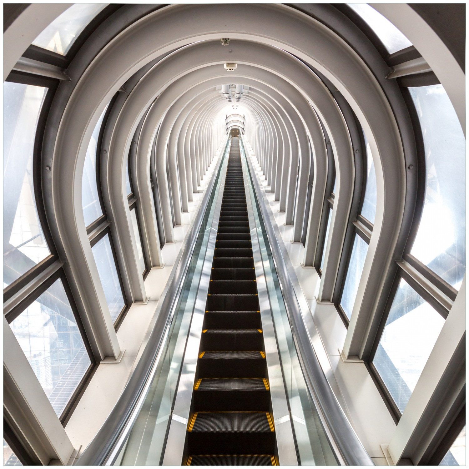 Wallario Möbelfolie Rolltreppe im Licht