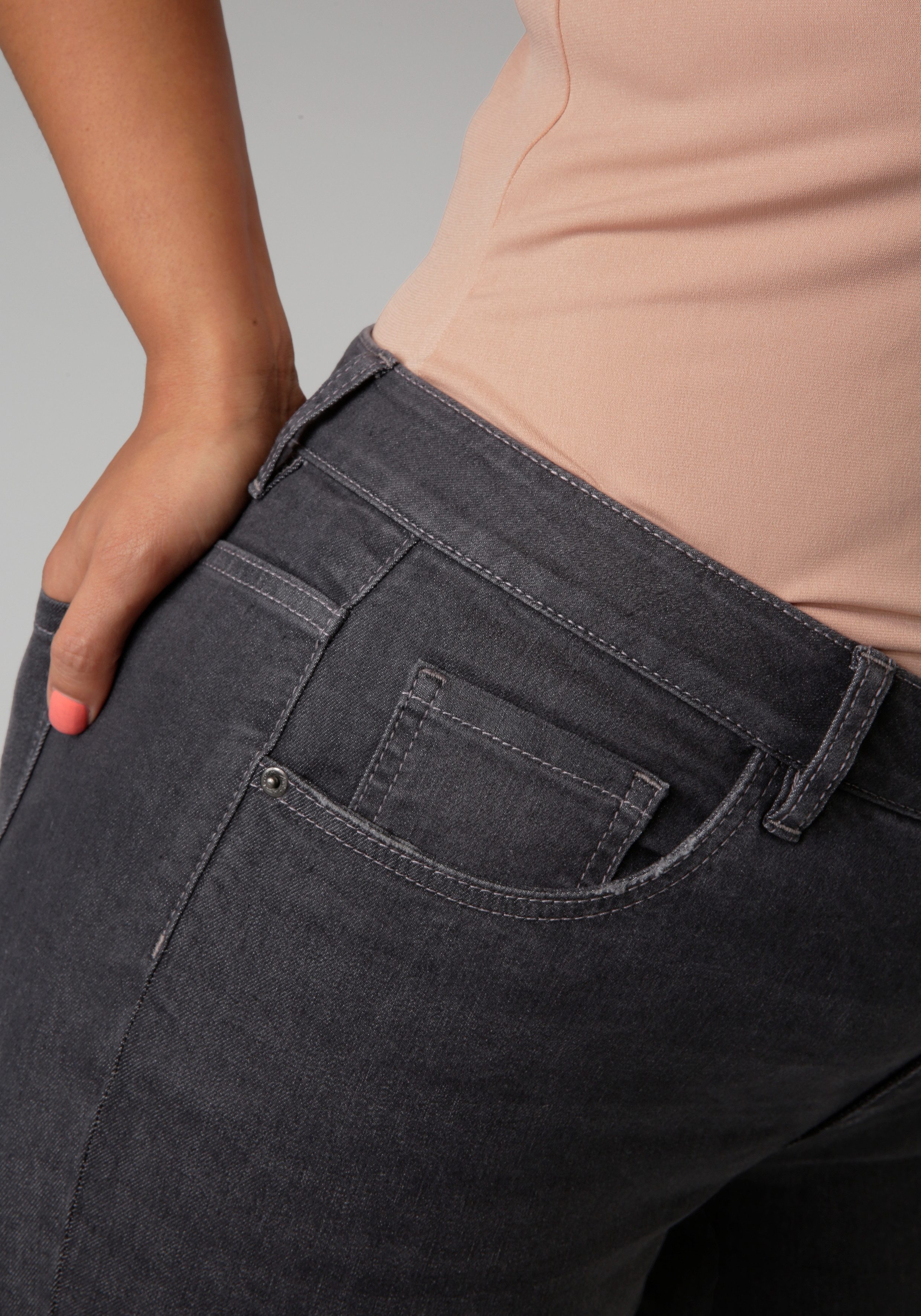 Aniston PLUS Straight-Jeans mit leichtem Used-Effekt