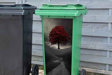 MuchoWow Wandsticker Ein Schwarz-Weiß-Foto mit einem großen roten Baum (1 St), Mülleimer-aufkleber, Mülltonne, Sticker, Container, Abfalbehälter
