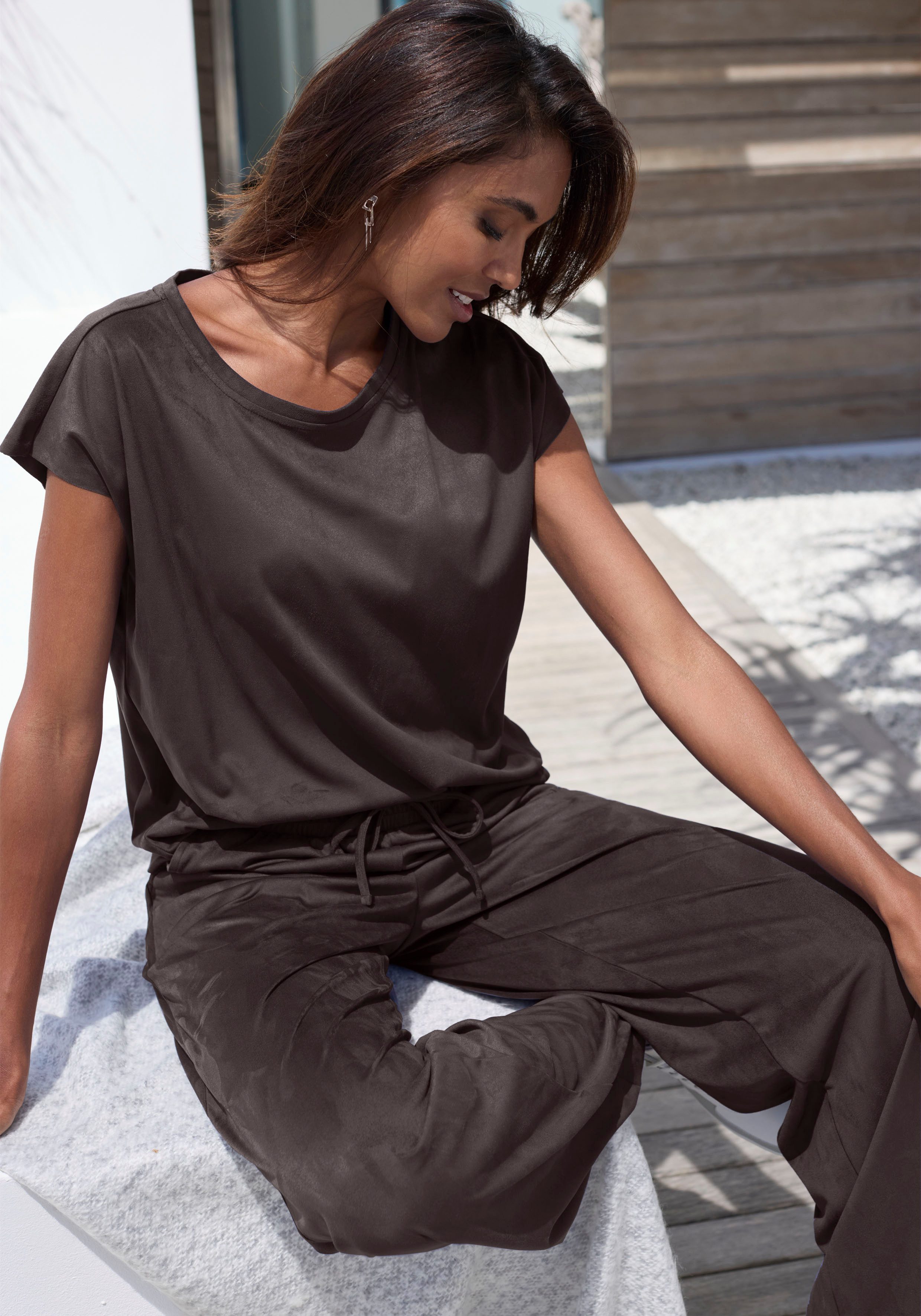 French Connection T-Shirt aus Veloursleder-Imitat mit kleiner Stickerei, Loungewear – Bild 3 von 5