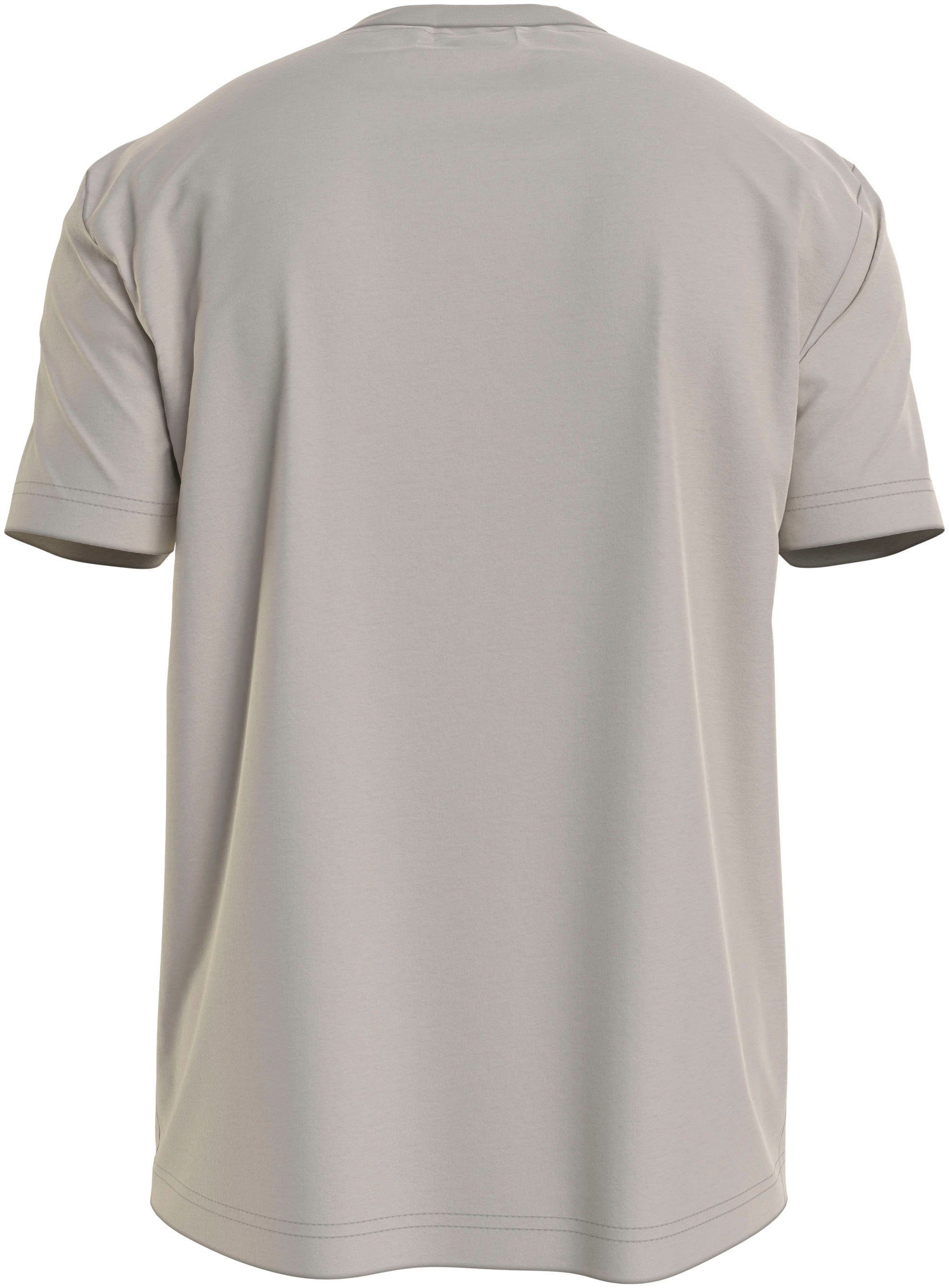 Calvin Klein T-Shirt HERO Beige Markenlabel aufgedrucktem LOGO COMFORT T-SHIRT mit Stony