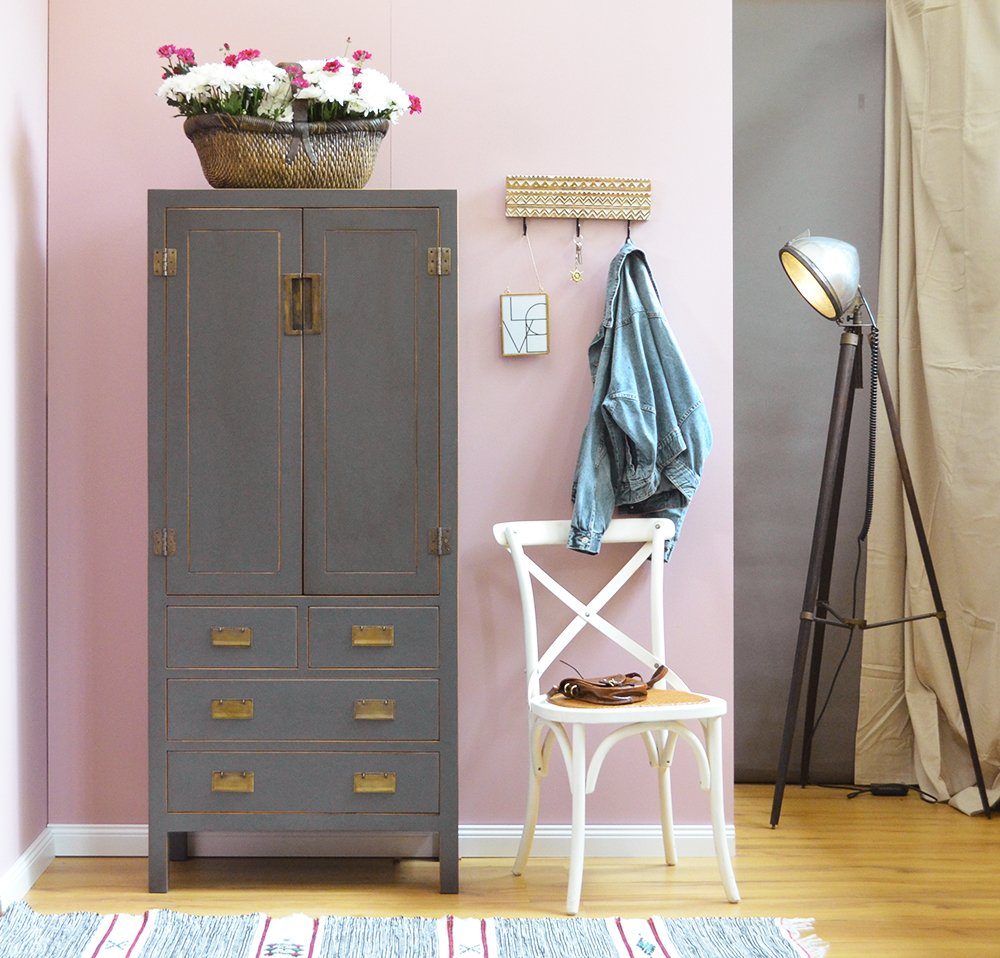 Kai Wiechmann Vorratsschrank Asiatischer Schrank Shanghai grau, Hochschrank, Mehrzweckschrank (zwei Regalböden, vier Schubladen) 75x170x40 cm, zweitürig, Massivholz, Shabby Chic