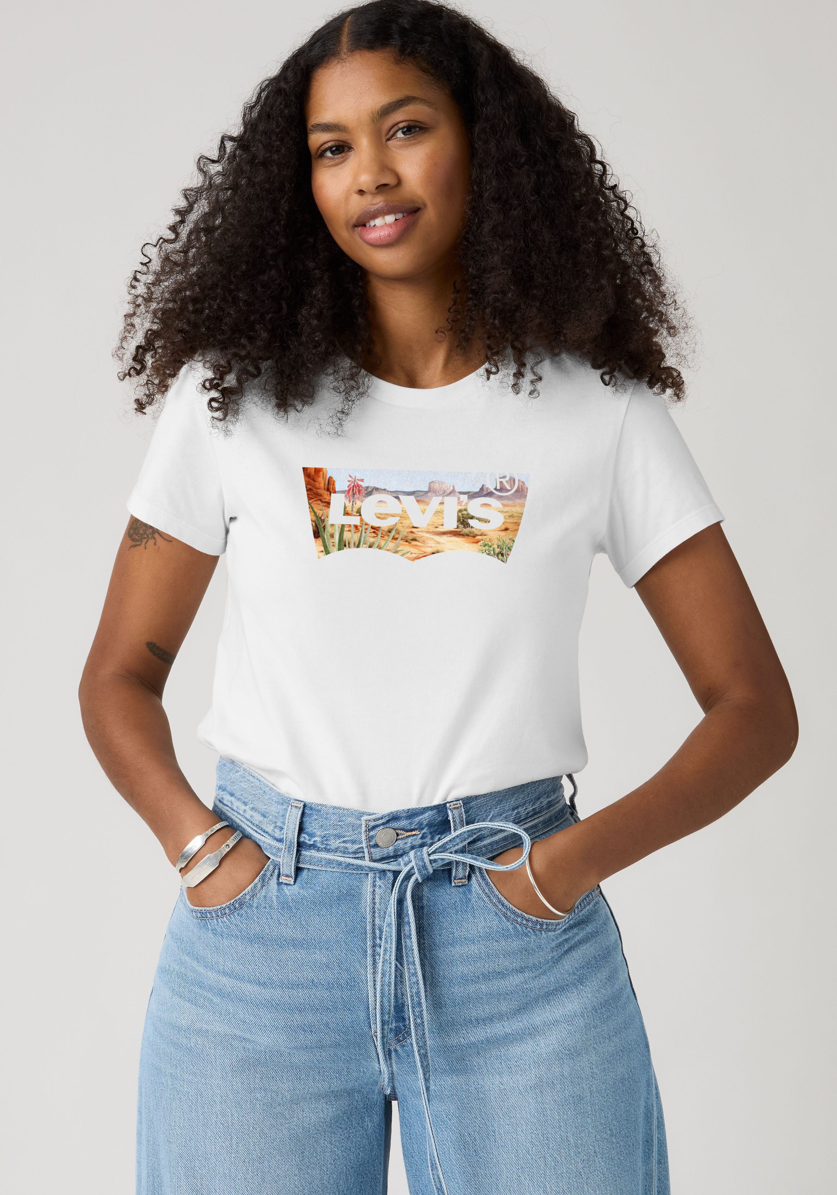 Levi's® Rundhalsshirt THE PERFECT TEE mit Logo im Metallic-Holo Print – Bild 2 von 5