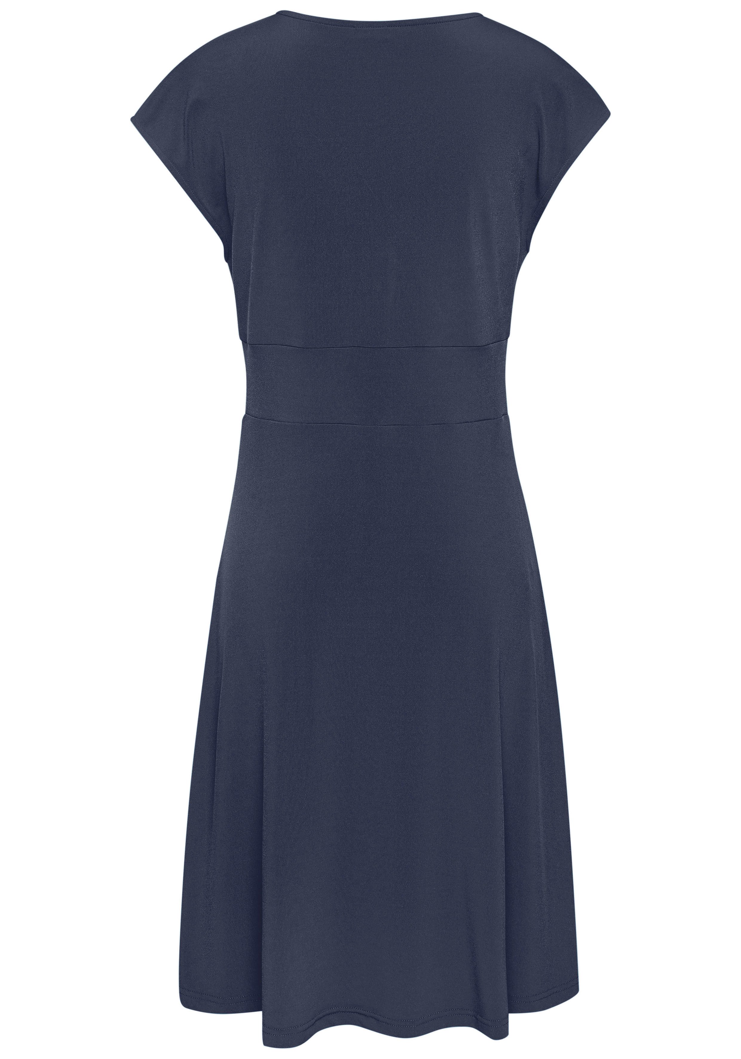 LASCANA Jerseykleid aus bügelfreier Ware elegantes Sommerkleid aus Jersey, Strandkleid, taillenbetontes Kleid – Bild 4 von 5
