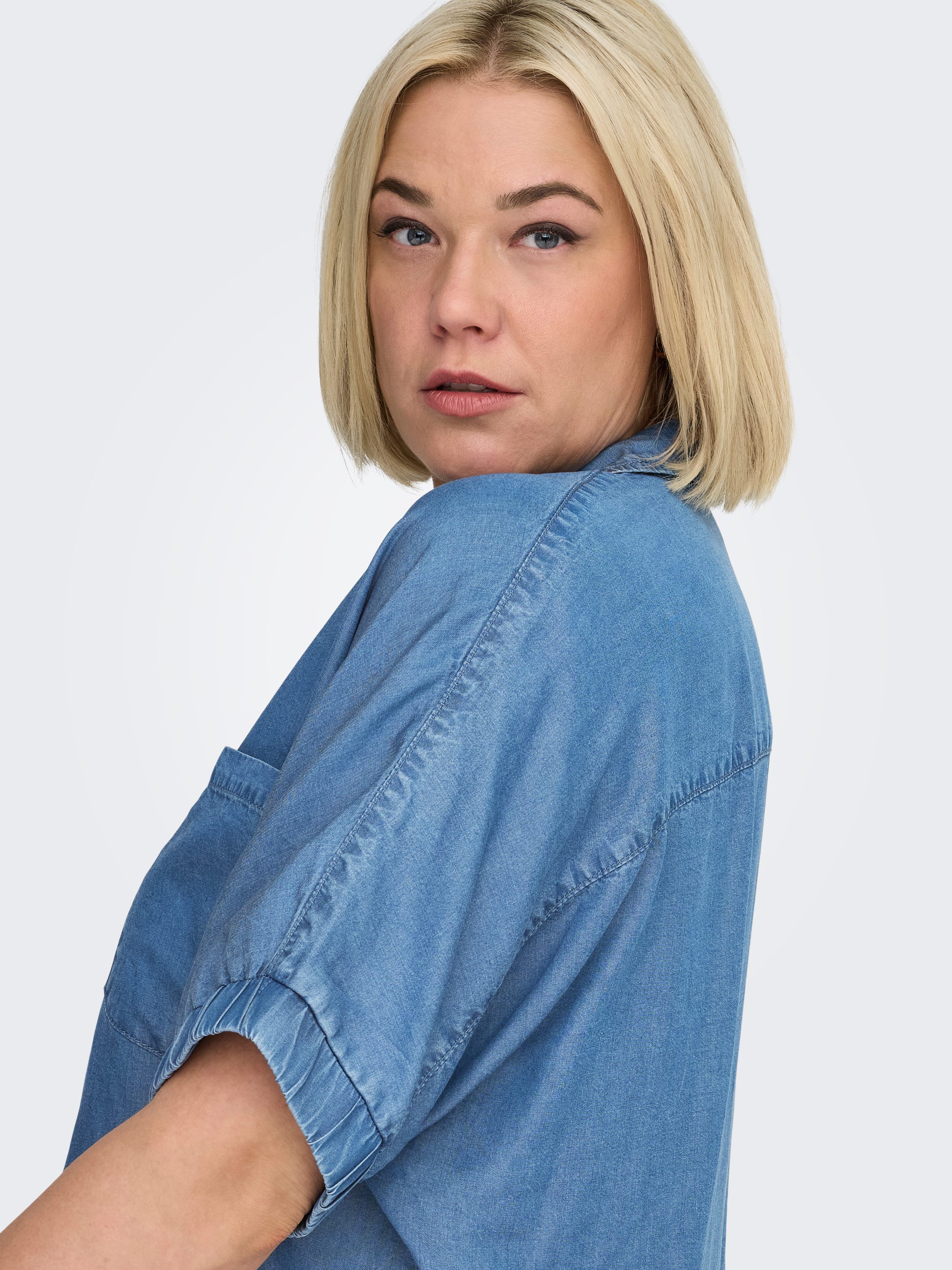 ONLY CARMAKOMA Jeansbluse CARCHARIS LIFE CAP SLEEVE SHIRT PNT im Denim Look, loose fit, elastische Ärmelbündchen