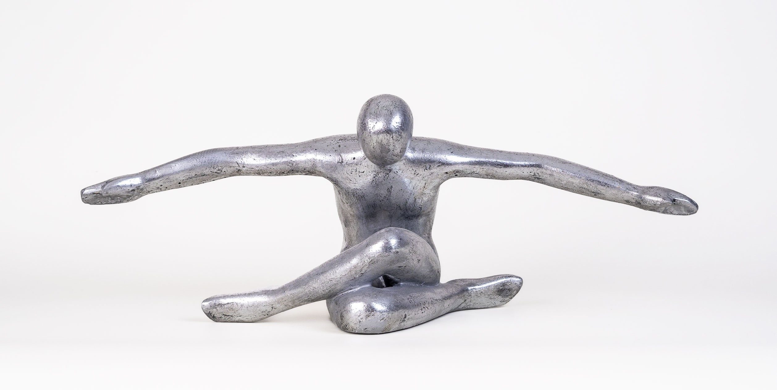 IDYL Dekofigur IDYL Sandstein-Skulptur Flying Man, Diese Figuren fallen auf durch ihre Schlichtheit und Eleganz