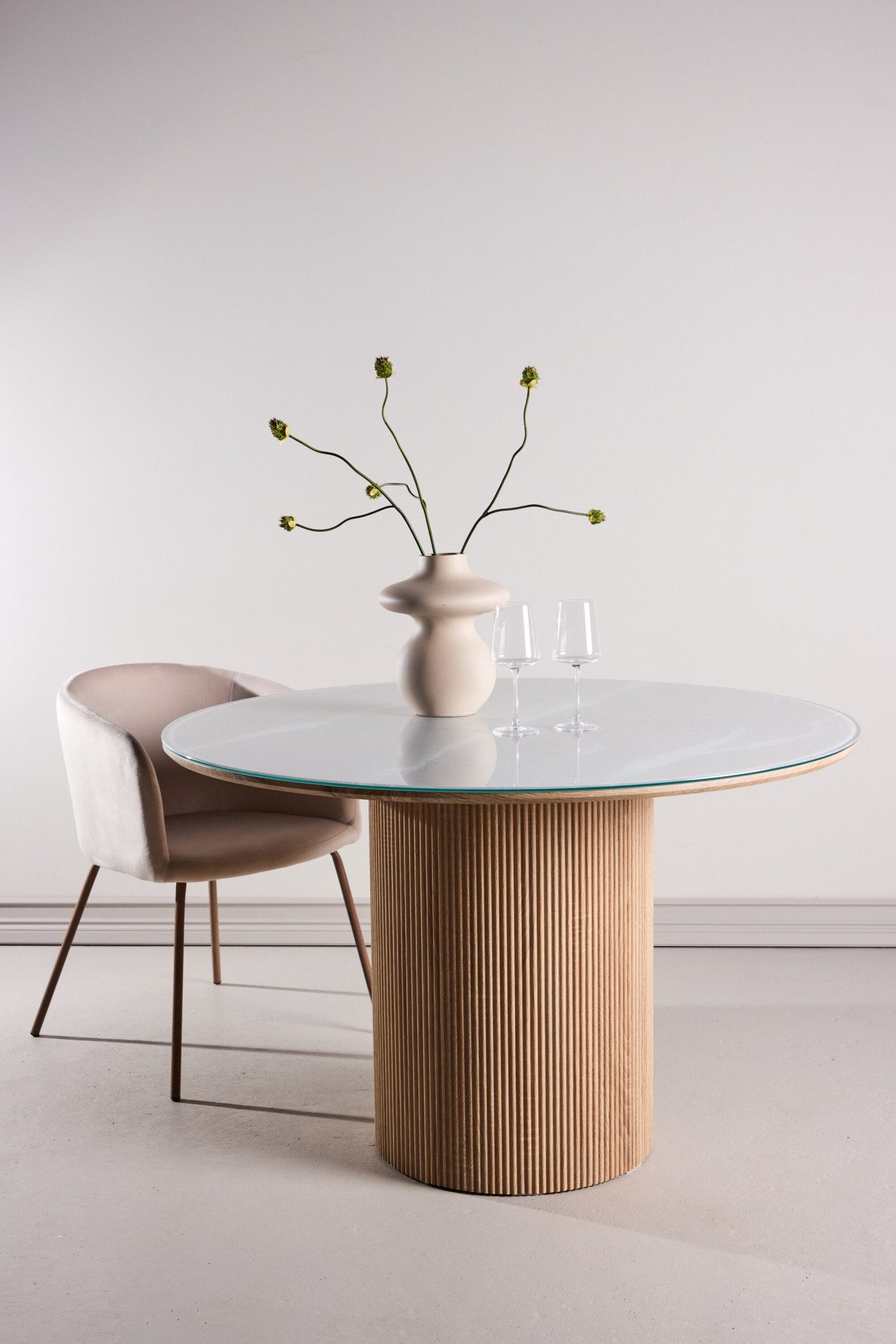 Venture Home Esstisch Härön, runder Esstisch Ø 120 cm mit Glasplatte und Holzfuß, FSC, Esszimmertisch, transparente Platte, MDF-Mittelfuß, gerippt, hell