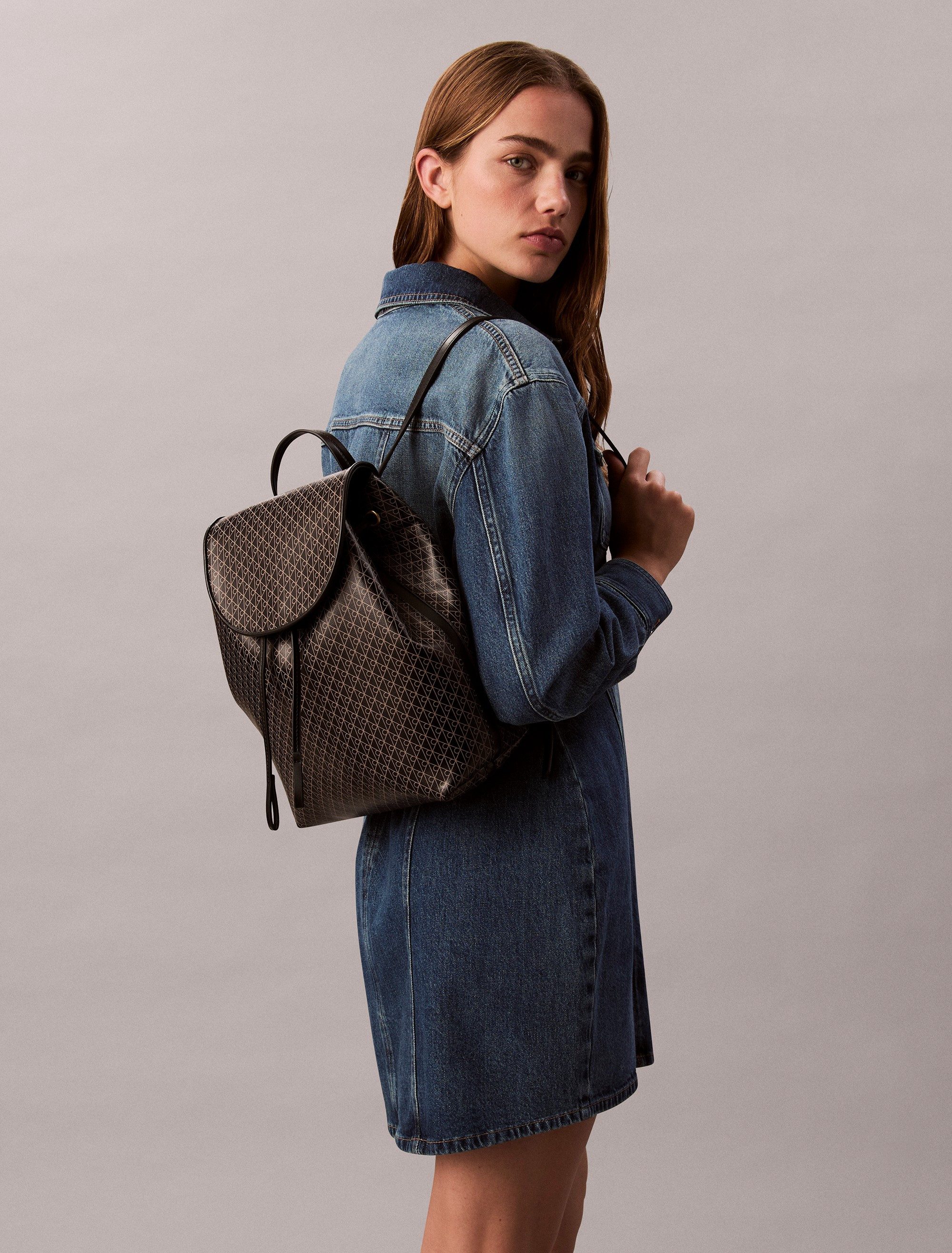 Calvin Klein Cityrucksack AOP FLAP BACKPACK, Freizeitrucksack, Damen Rucksack mit Monogramm-Print