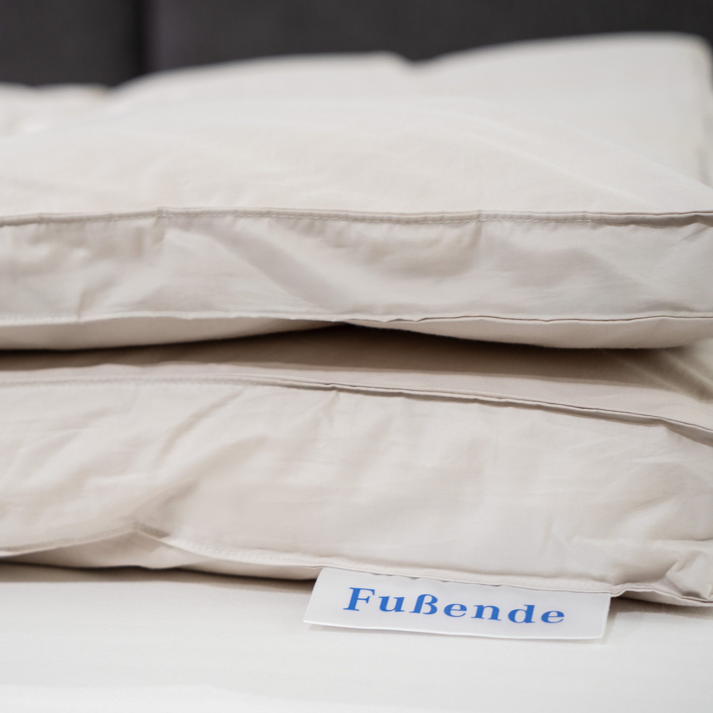 KÜNSEMÜLLER Daunenbettdecke Contourette, Füllung: 90% Daunen, 10% Federn, Bezug: 100% Baumwolle, Verstärktes Fußteil hält die Füße zuverlässig warm