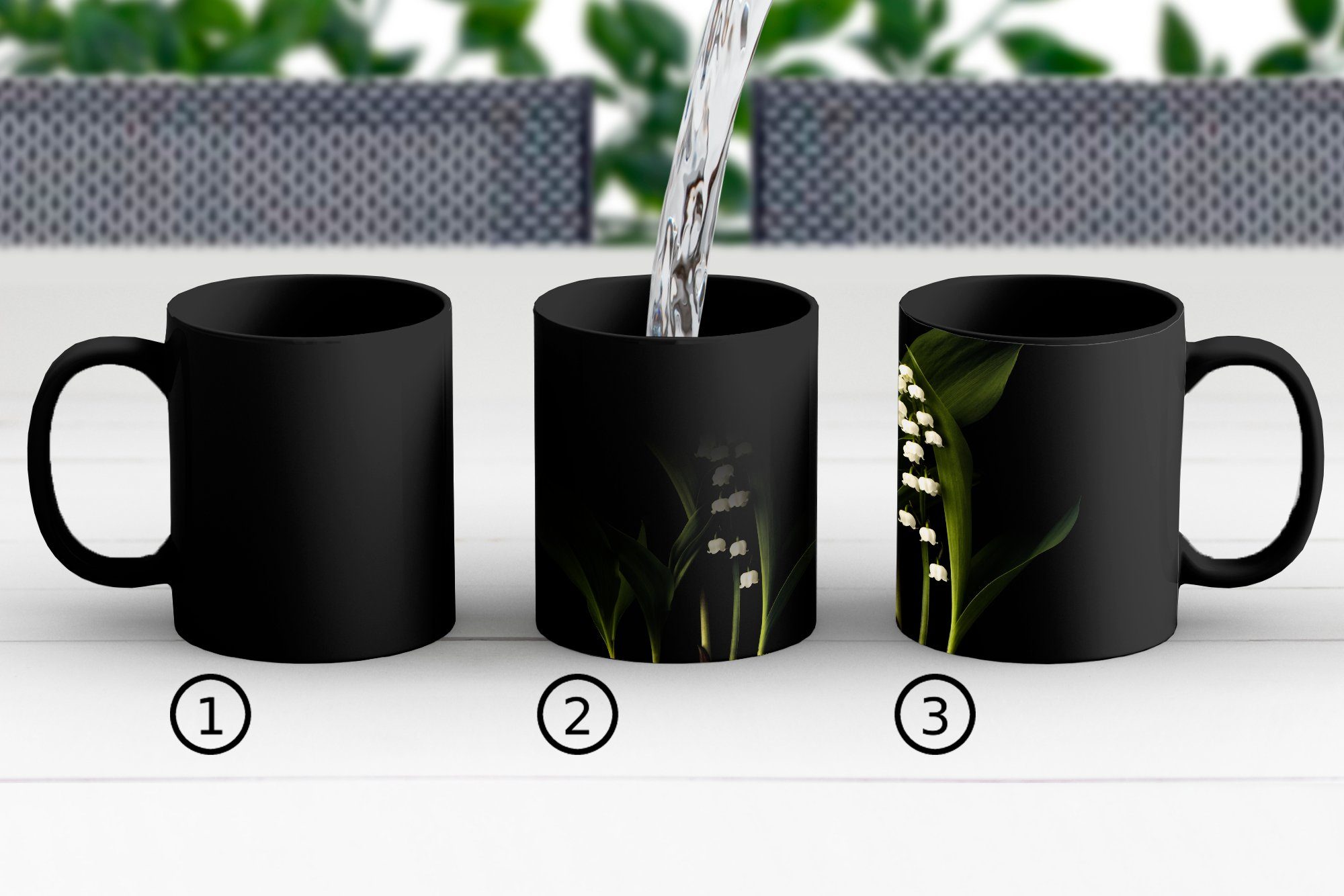 Teetasse, Kaffeetassen, mit Blättern Zaubertasse, Hintergrund, schwarzem Keramik, auf Geschenk Maiglöckchen MuchoWow Ein Tasse Farbwechsel,