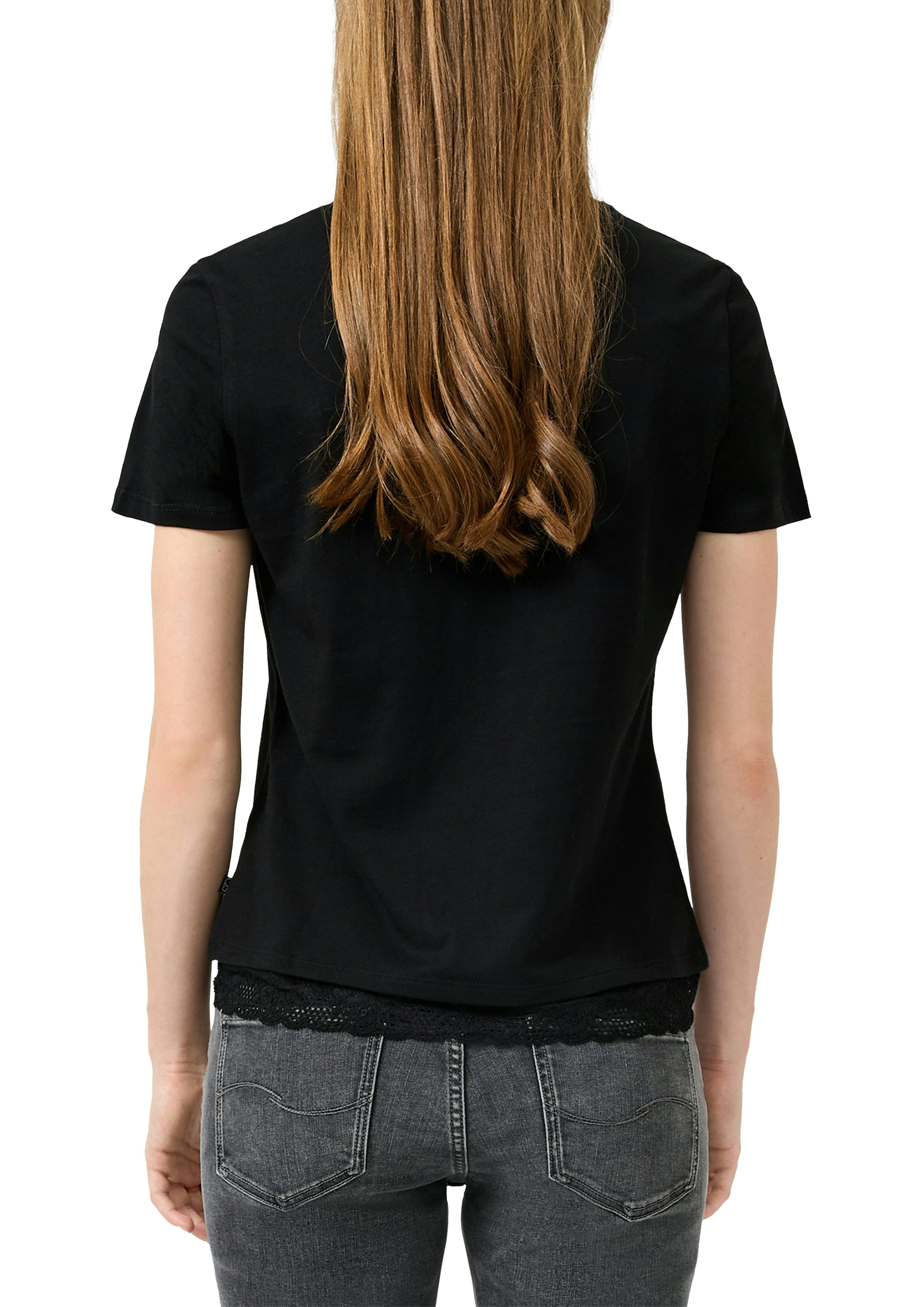 QS Rundhalsshirt mit Letter-Print und Spitze am Saum – Bild 2 von 4