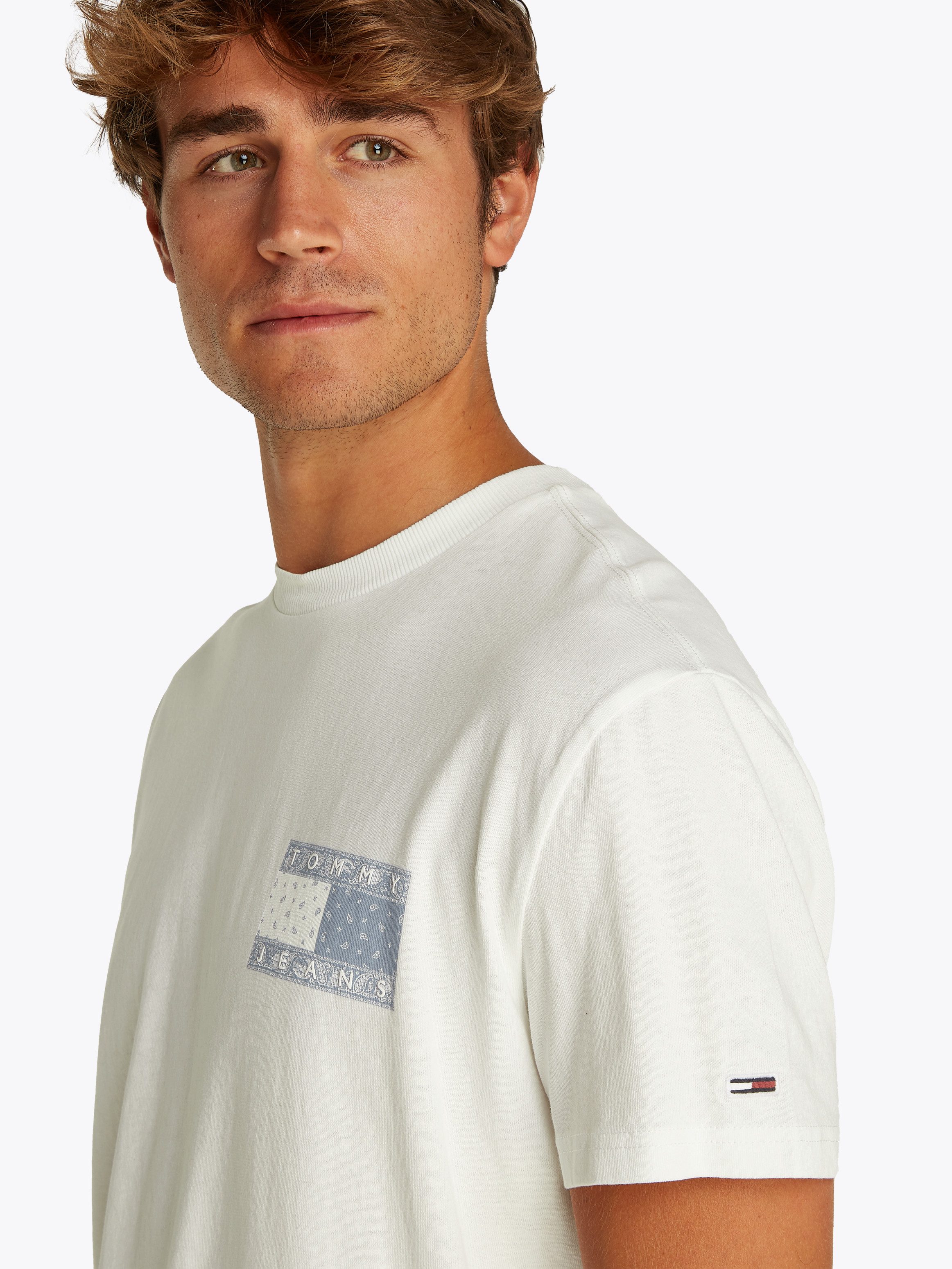 Tommy Jeans Kurzarmshirt TJM REG PAISLEY FLAG TEE EXT Mit Rundhalsausschnit günstig online kaufen