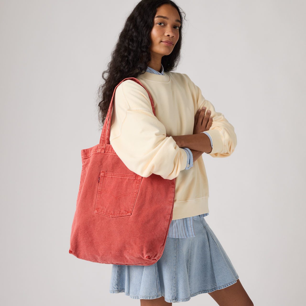 Levi's® Beuteltasche LEVI®S TOTE, aus Denim, mit Außentasche
