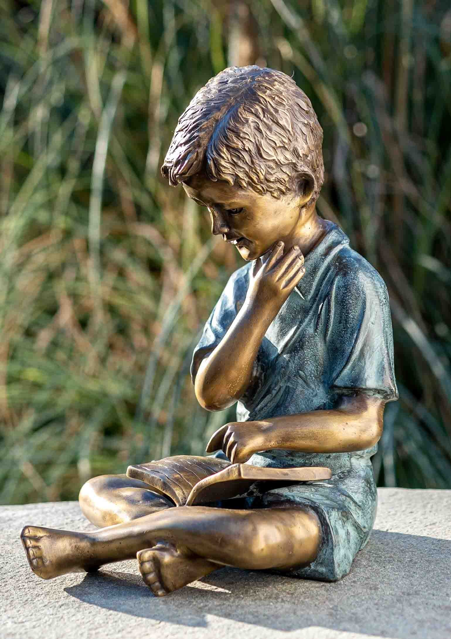 IDYL Gartenfigur IDYL Bronze-Skulptur Lesender Bronze – Frost, Regen werden Die patiniert. Modelle gegen witterungsbeständig gegossen robust in Junge, in – Hand Langlebig Wachsausschmelzverfahren Bronze und UV-Strahlung. und von – sehr
