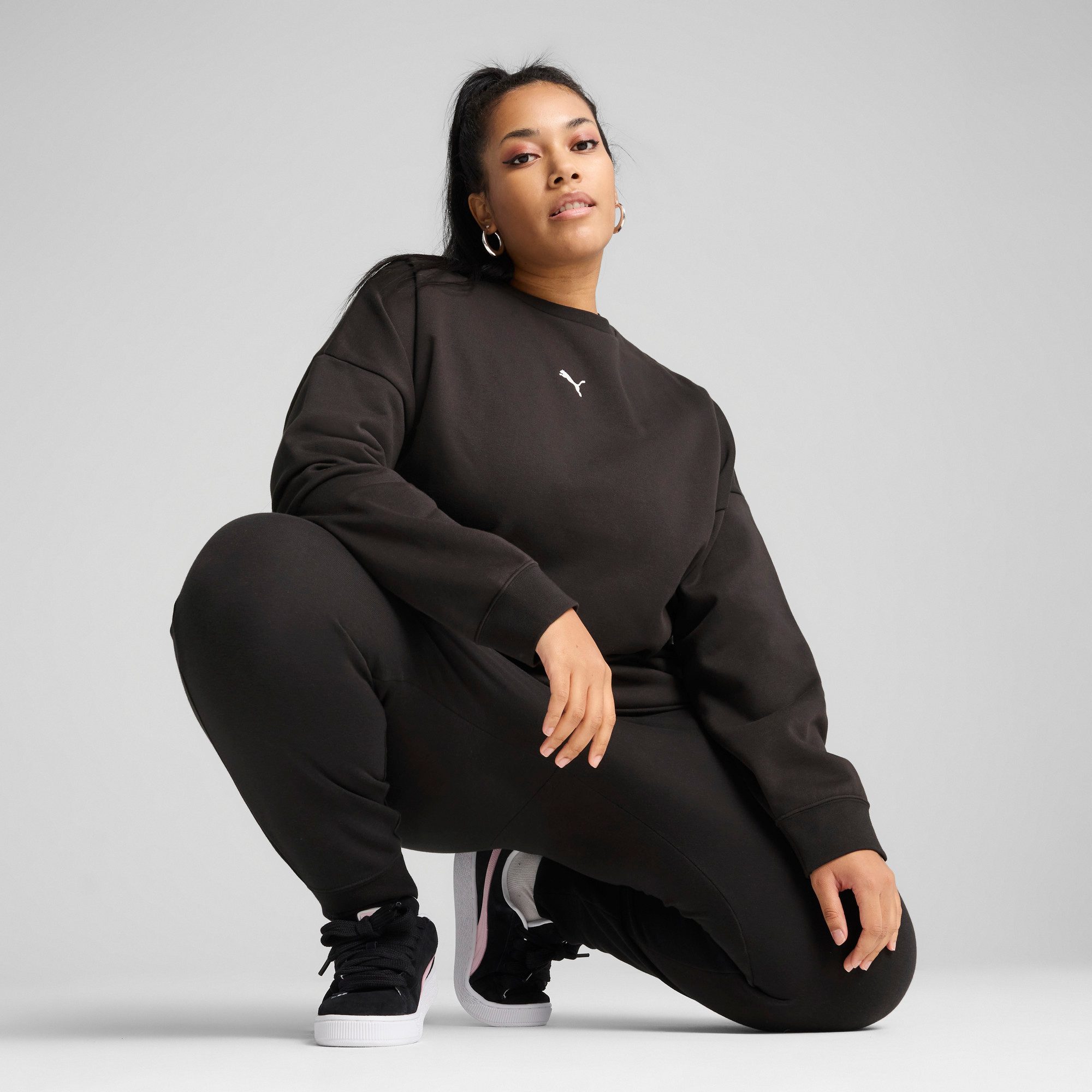 PUMA Langarmshirt ESS OVERSIZED CREW FL Oversize-Passform, Rundhalsausschnitt, gerippte Bündchen und Saum