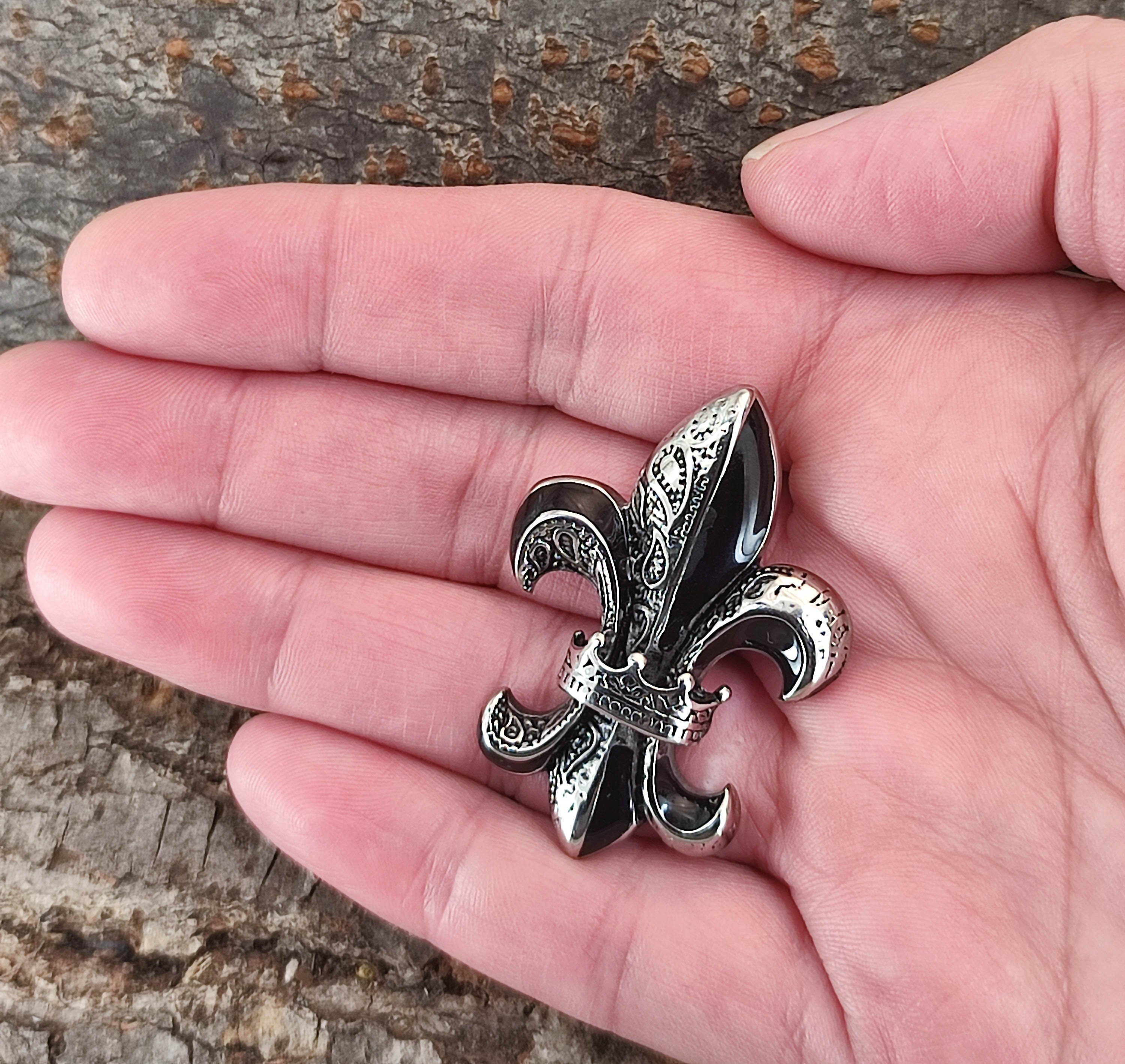 Kiss of Leather Kettenanhänger Fleur-de-Lis Edelstahl französische Lilie Fleur de Lis / Lys Blume