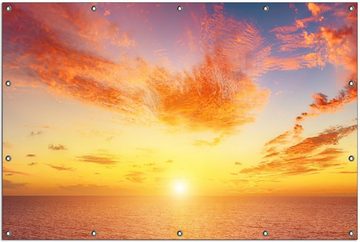 Wallario Sichtschutzzaunmatten Sonnenuntergang über dem Meer - rote Wolken und blauer Himmel