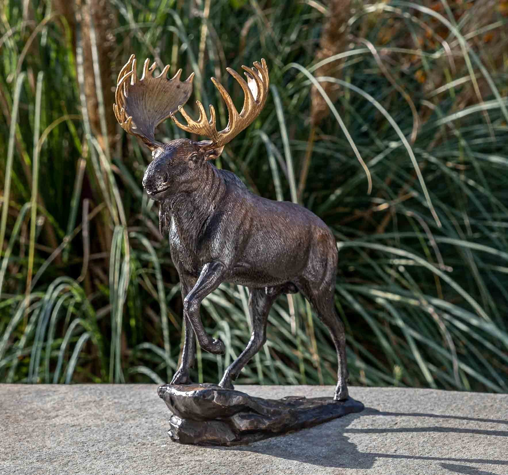 IDYL Dekofigur IDYL Bronze-Skulptur Elch, Bronze – sehr robust – Langlebig  – witterungsbeständig gegen Frost, Regen und UV-Strahlung. Die Modelle  werden in Wachsausschmelzverfahren in Bronze gegossen und von Hand