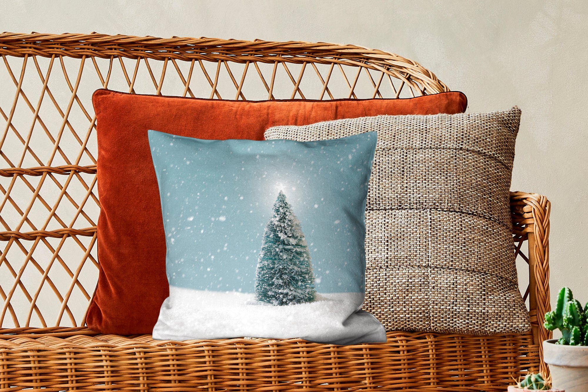 Landschaft blauen, Dekokissen für Schlafzimmer, verschneiten MuchoWow Weihnachtsbaum einer Sofakissen mit einem Deko, Ein Wohzimmer, in Füllung und Zierkissen