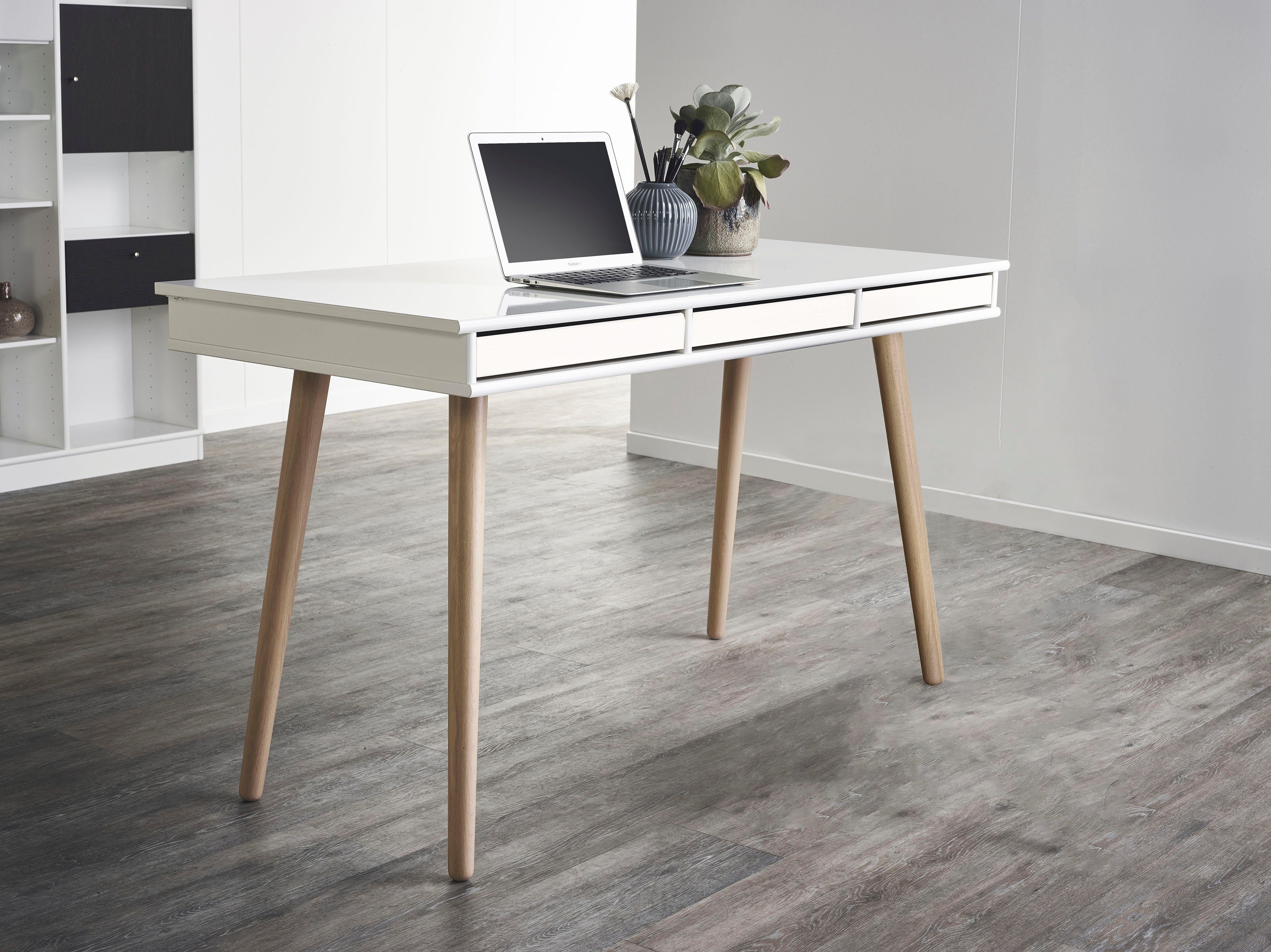 Hammel Furniture Schreibtisch Mistral, mit Holzbeinen und drei Schubladen,  Breite: 137,4 cm
