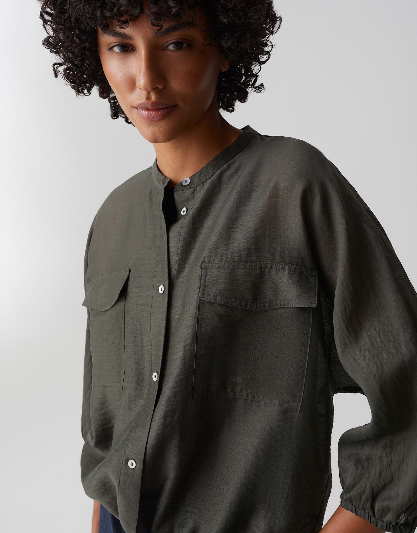 OPUS Satinbluse Funuk aus Satin mit dezentem Schimmer Elastische Ärmelbündchen sorgen für modernen Komfort – Bild 4 von 5