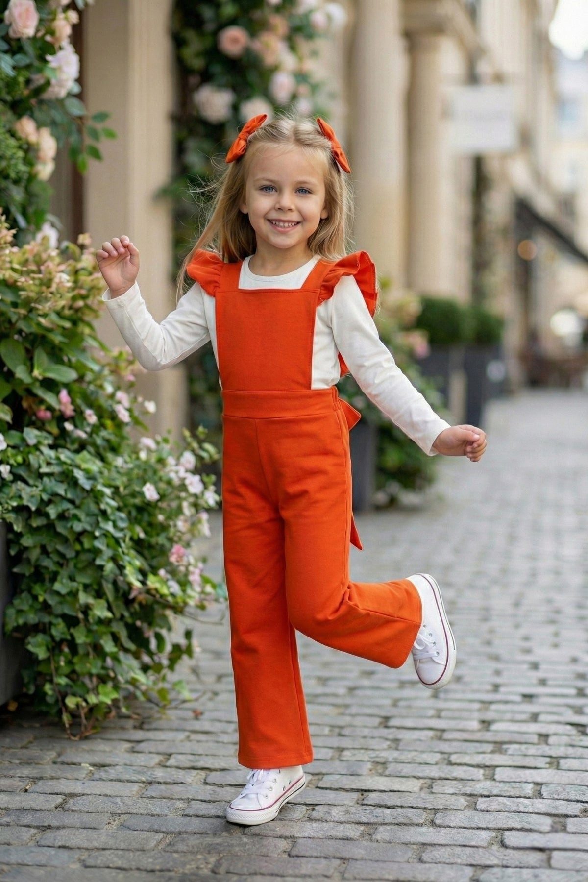 Parla Kids Overall Jumpsuit in orange mit Volantschultern und Haarspangen