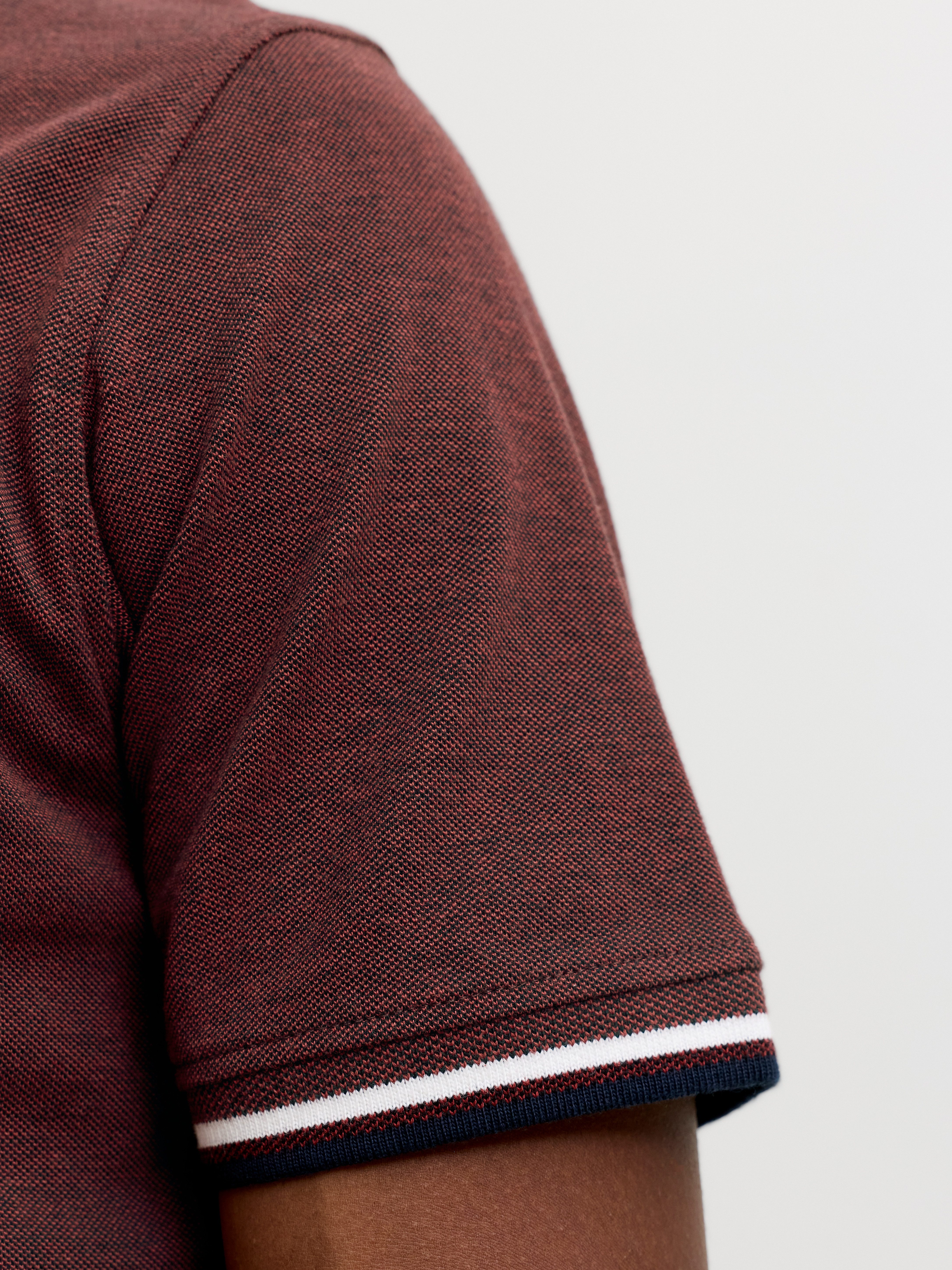 Jack & Jones Poloshirt JJEPAULOS Poloshirt mit klassischem Kragen und figurbetonter Form Logostickerei, modisch, schmal, Baumwolle, Polokragen